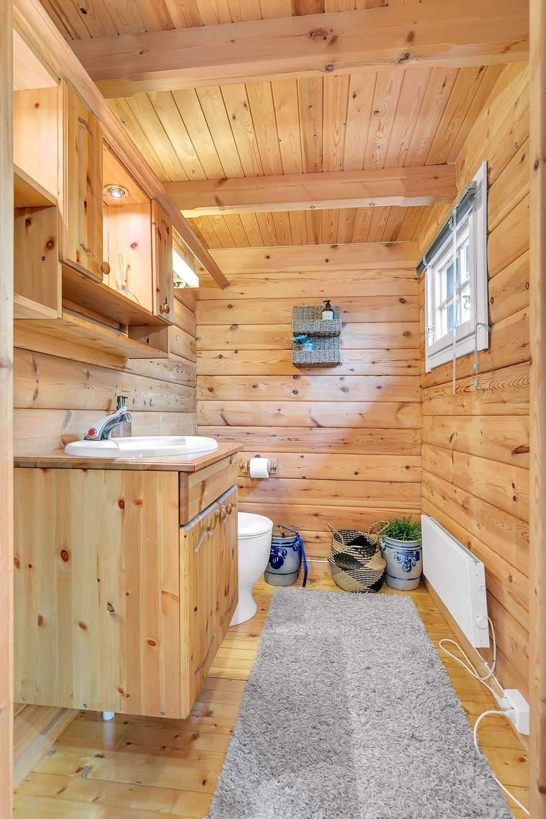 Hytte - Baderomsinnredning i heltre. Snurredo med 4 kammer montert under hytten. Galleribilde