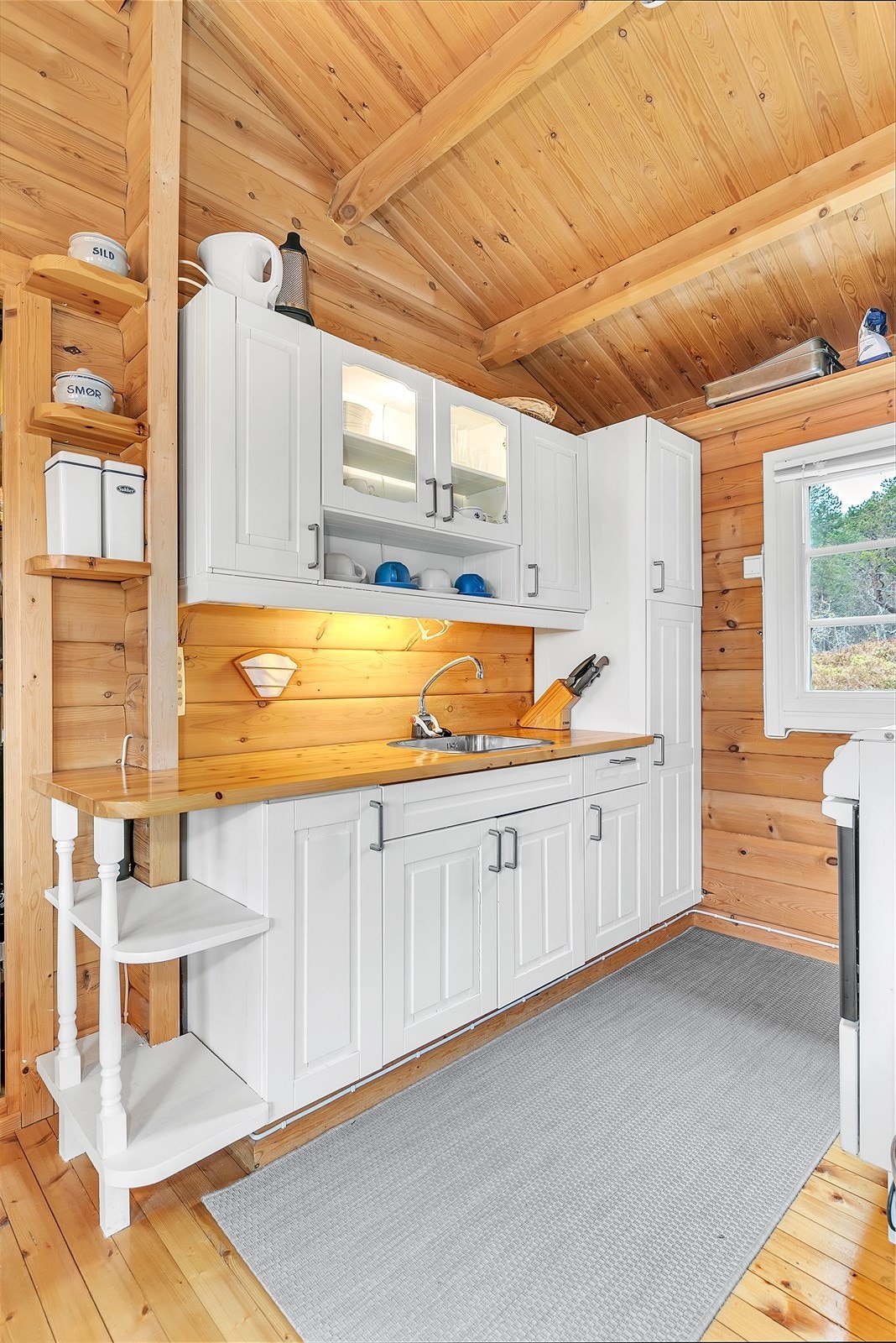 Hytte - Kjøkken - Benkeplate av tre og nedfelt stål-kum. Galleribilde