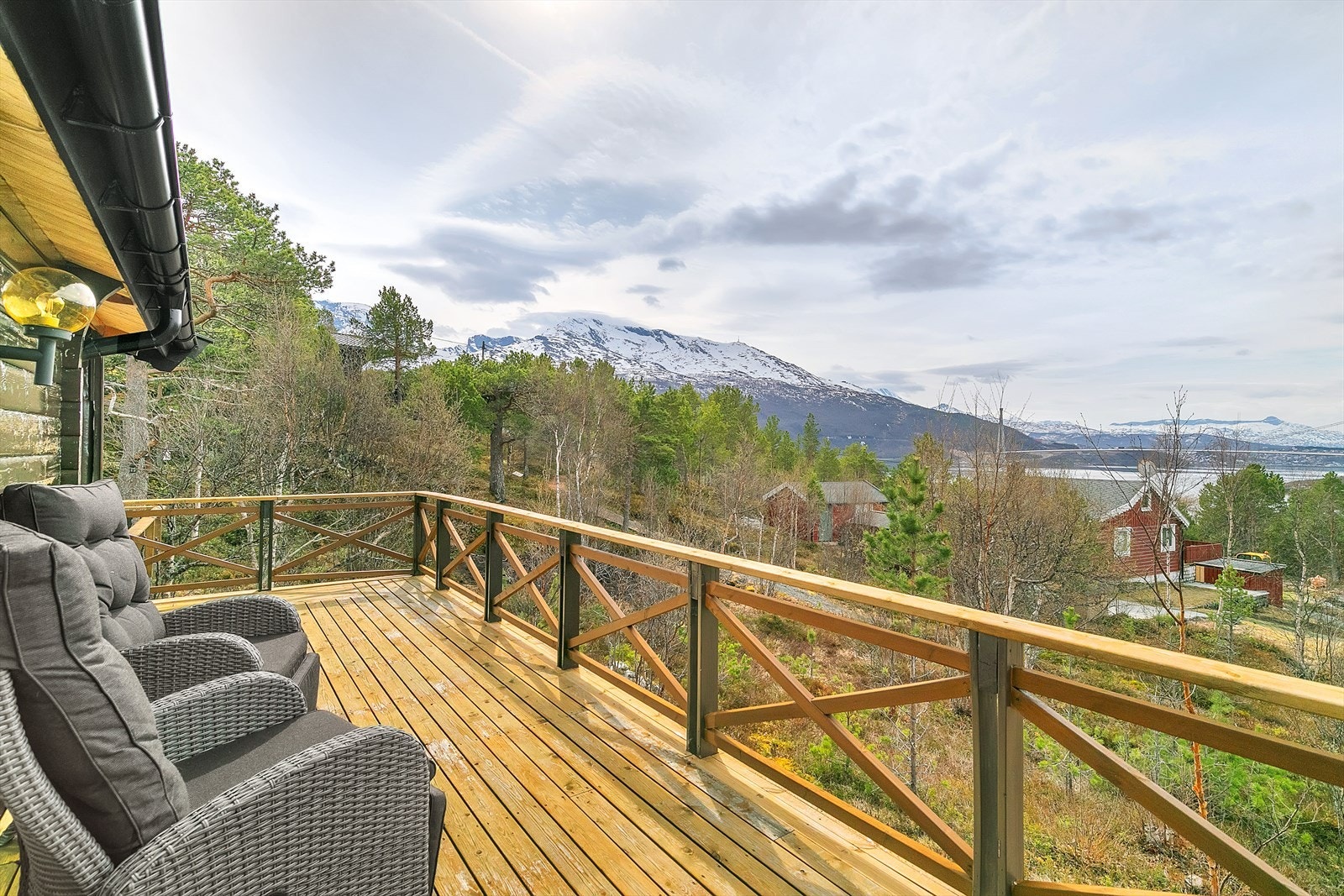 Plass til møblering på veranda. Galleribilde