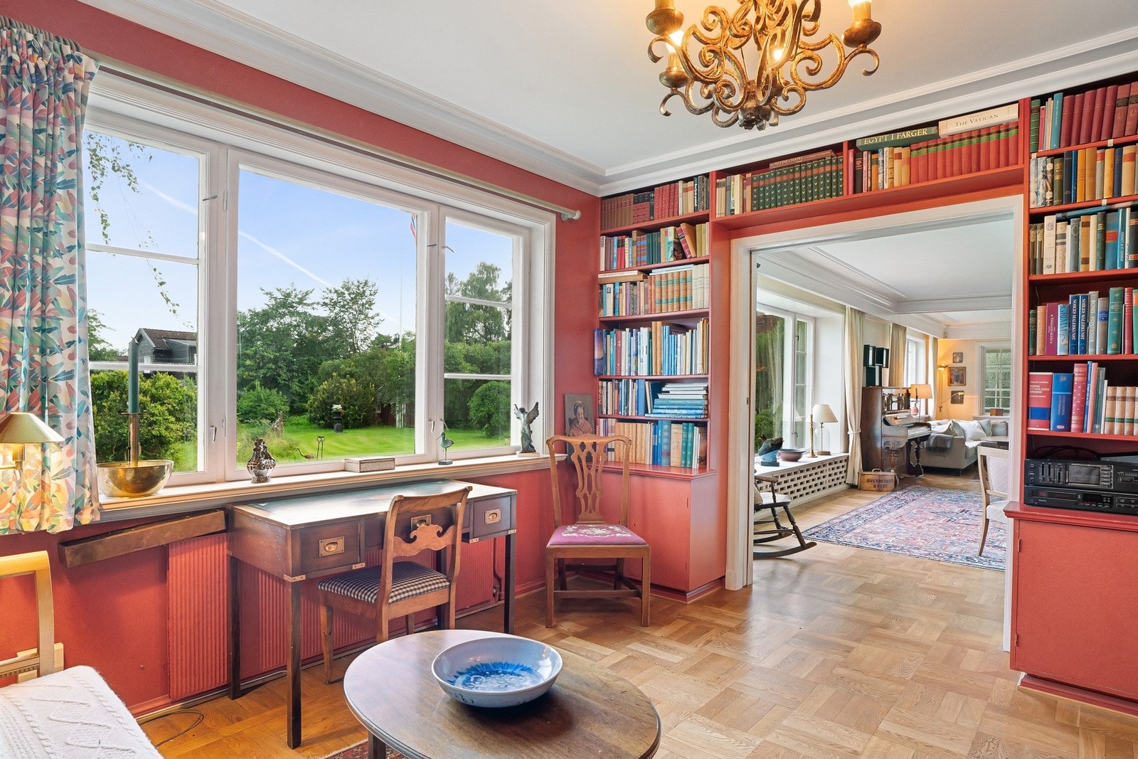 Bibiliotek har skyvedører mot stuen Galleribilde