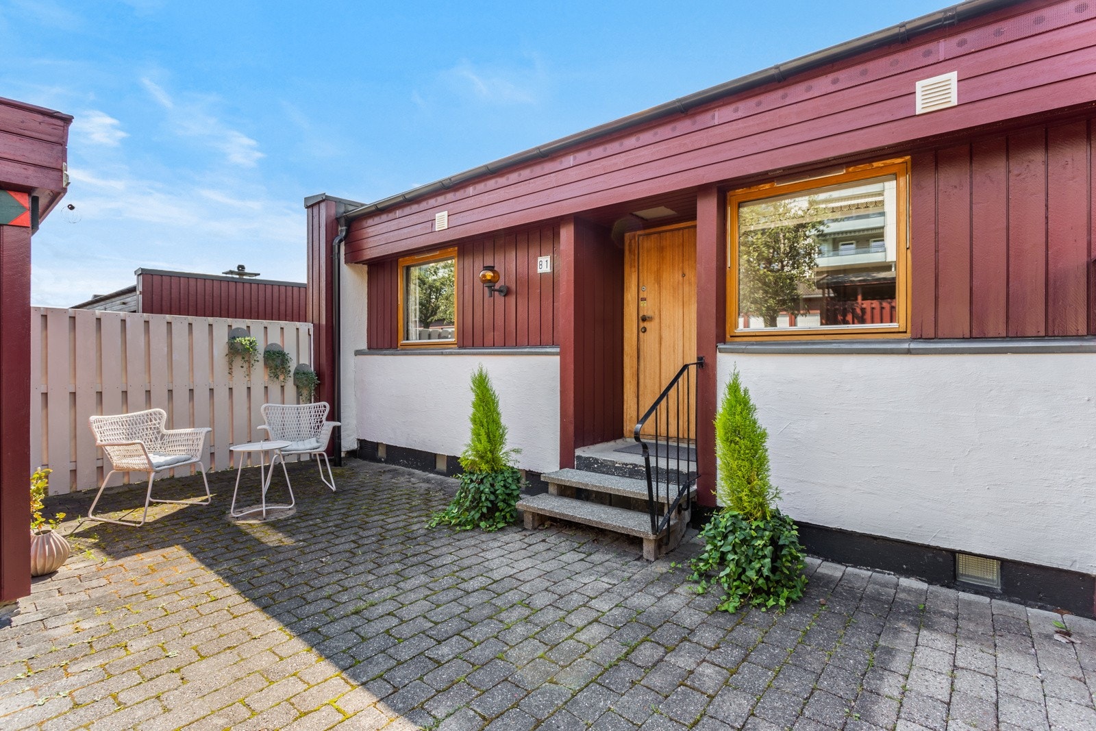 Fra entreen er det utgang til en markterrasse på hele 31 kvm med steinheller. Galleribilde