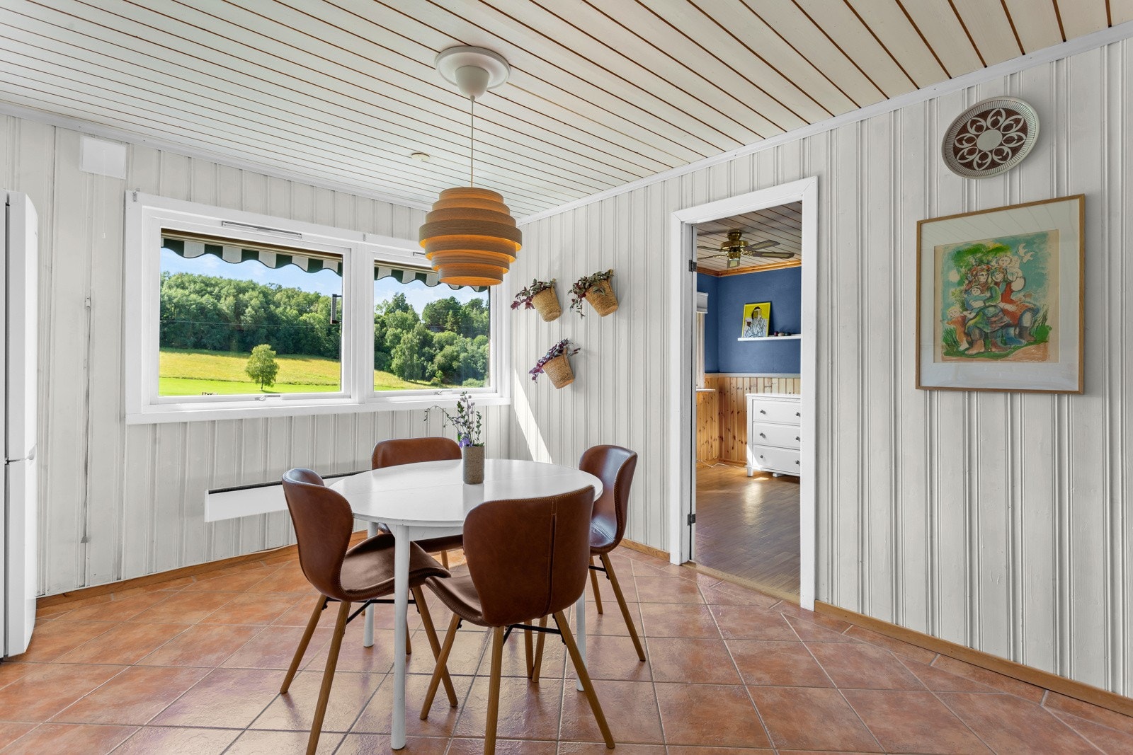 Videre er rommet av stor størrelse og det er god plass til et stort spisebord. Galleribilde