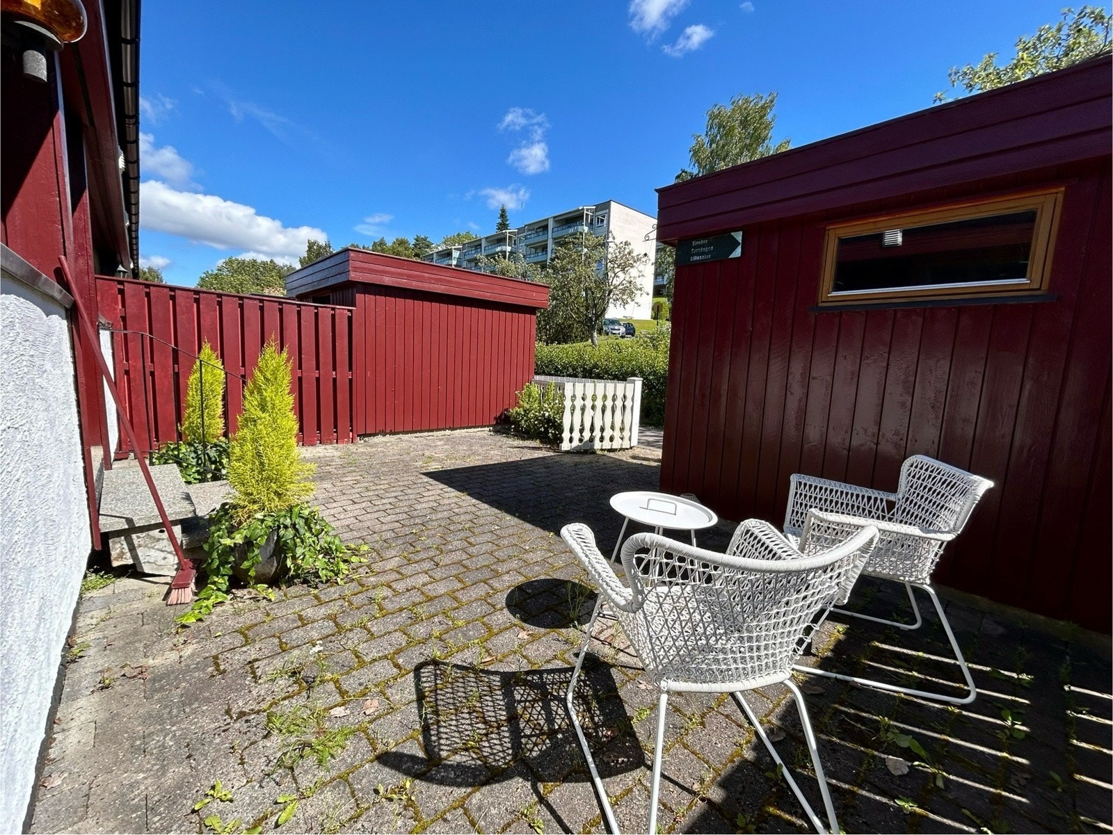 Forhagen med sykkelbod og god plass til hagemøbler. Galleribilde