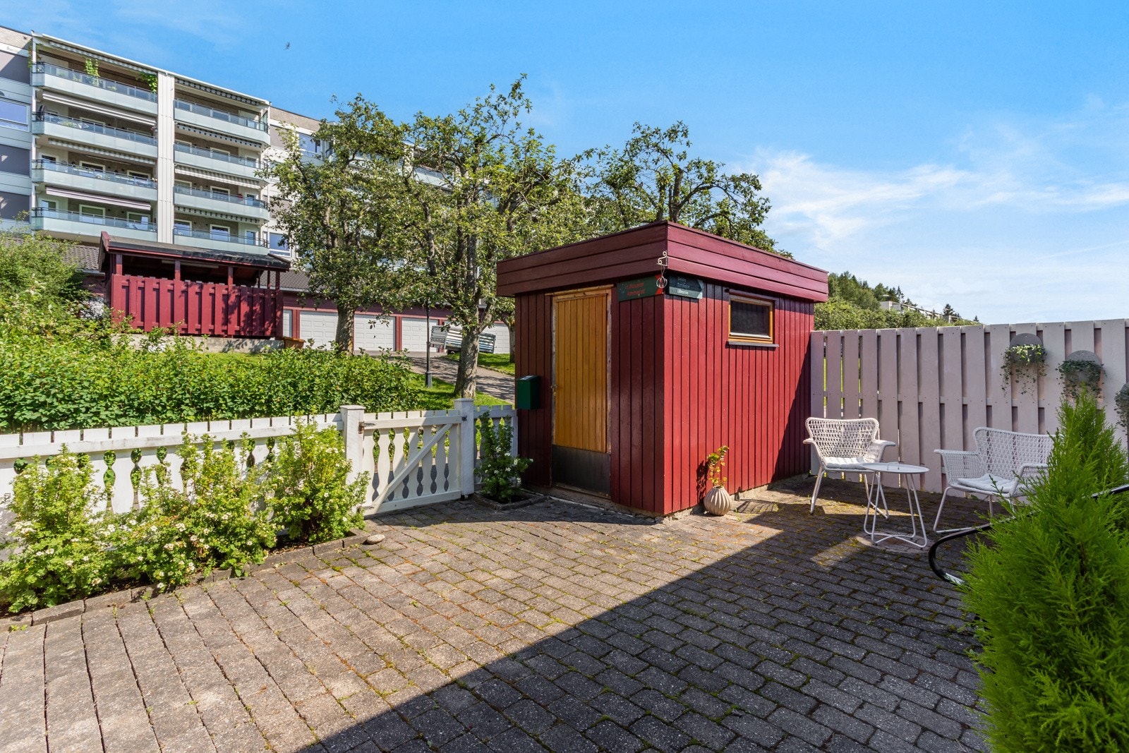 Boligen disponerer en utvendigbod på 6 kvm som sørger for gode oppbevaringsmuligheter. Galleribilde