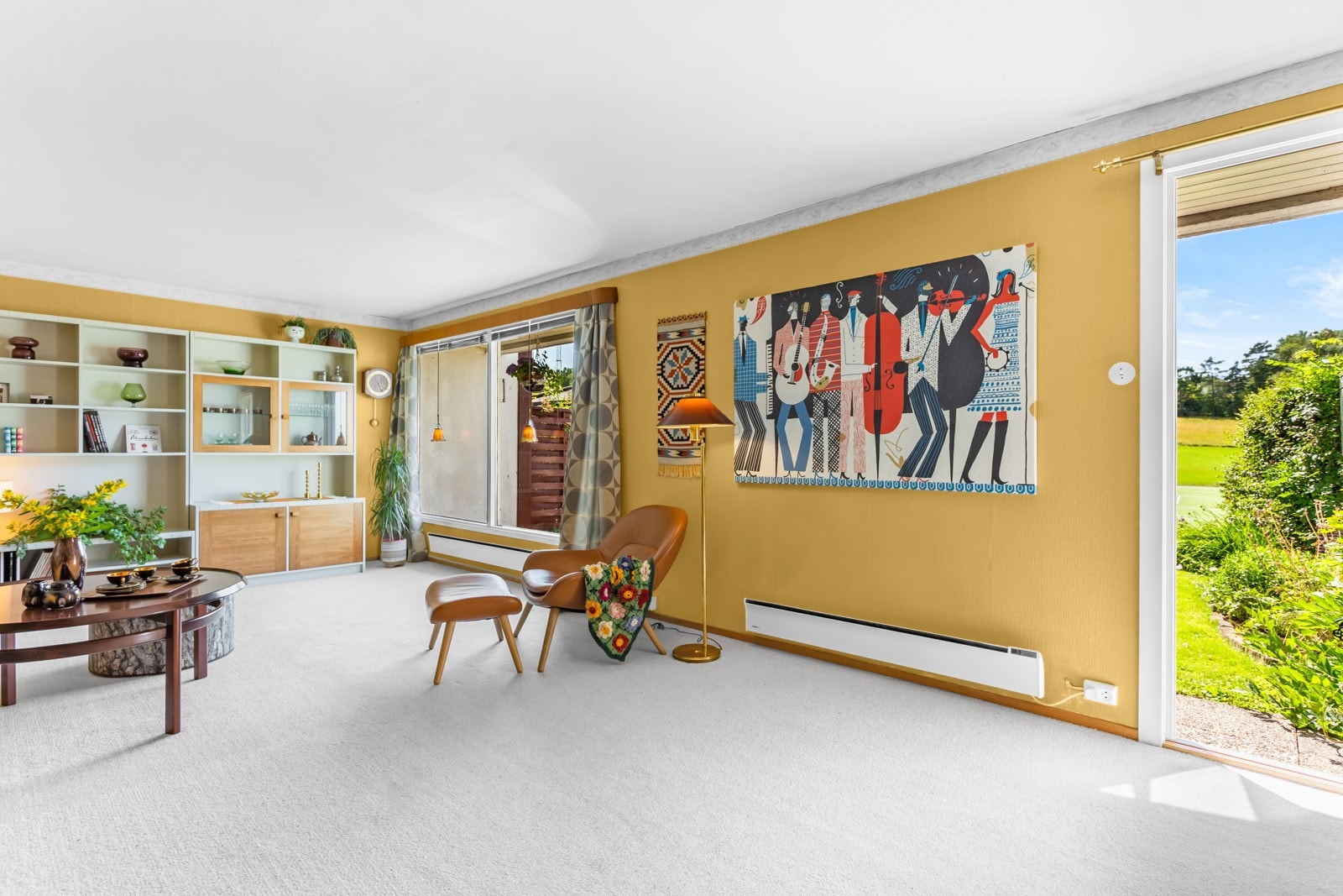 Stuen finner du i boligens underetasje. Overflatene er malt og på gulv er det lagt gulvbelegg. Galleribilde