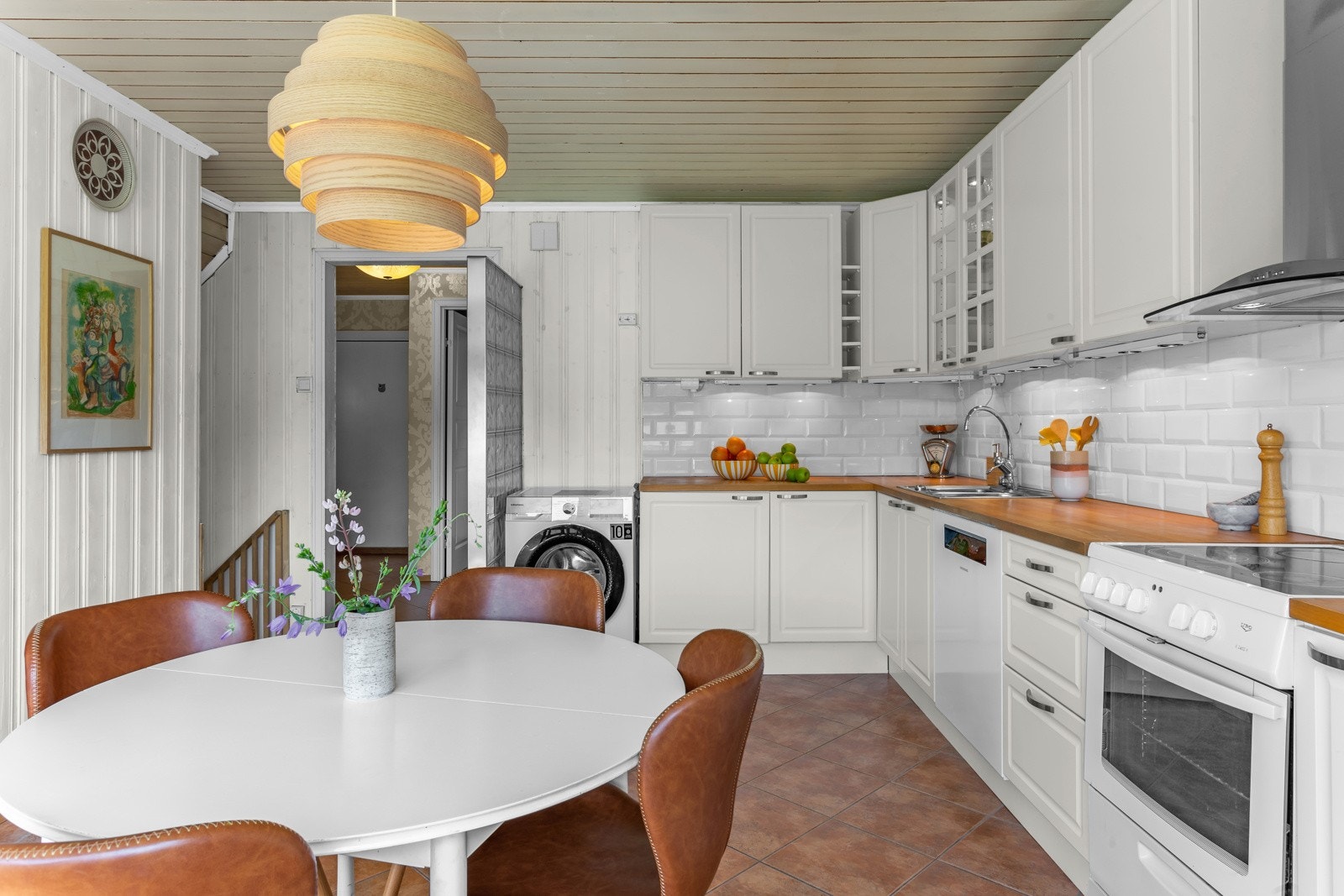 Hvitevarene som frittstående komfyr, oppvaskmaskin, vaskemaskin og kjøleskap med fryser medfølger handelen. Galleribilde