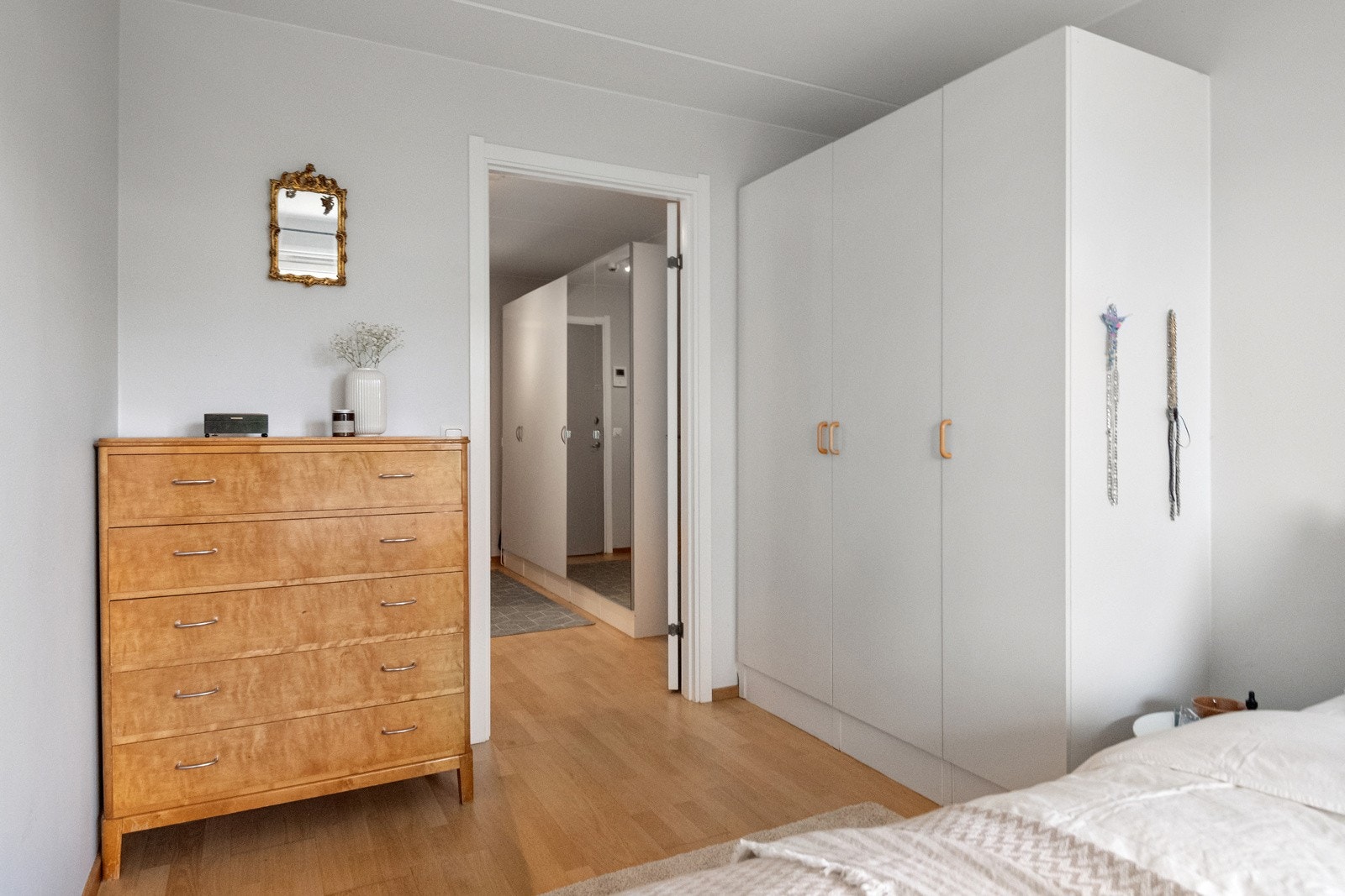 Det er god plass til stor dobbeltseng, sprivepult eller kommode. Galleribilde