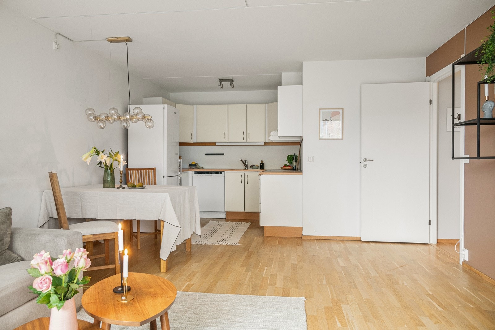 Kjøkkenet har åpen løsning mot stuen hvor en enkelt kan holde samtalen i gang med sine gjester mens man lager et bedre måltid. Galleribilde