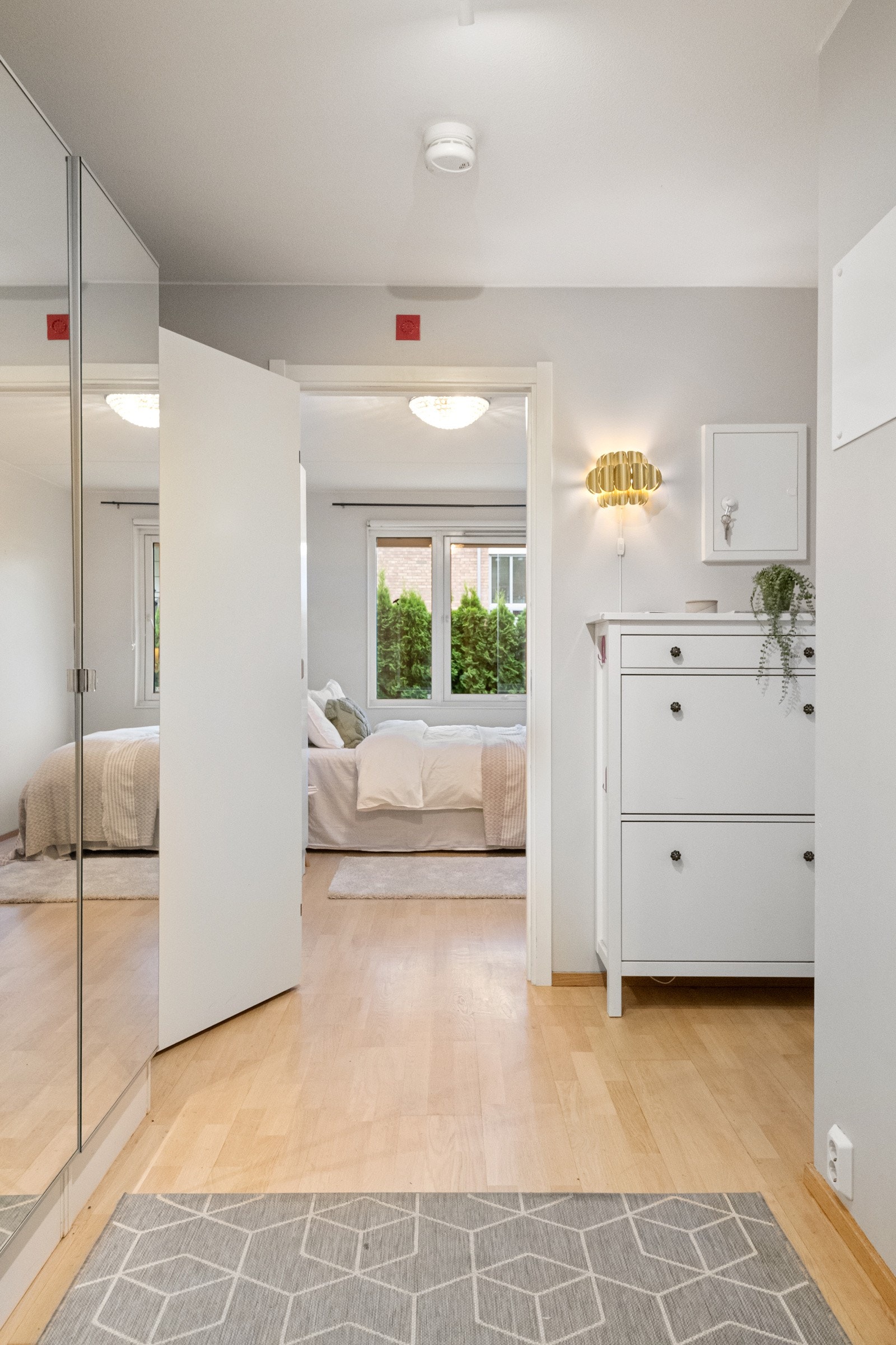 Ditt første møte med leiligheten er entréen, som fungerer som et praktisk knutepunkt mellom rommene. Med andre ord unyttes hverkvadratmeter optimalt. Galleribilde