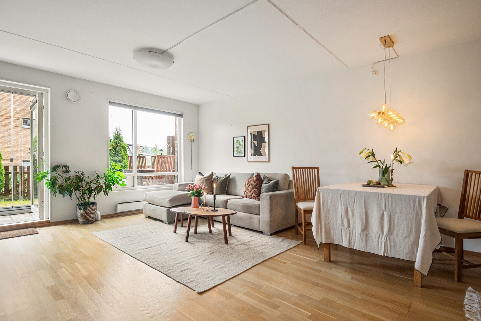 Stuen er meget romslig hvilket gjør det enkelt å møblere med flere soner. Galleribilde