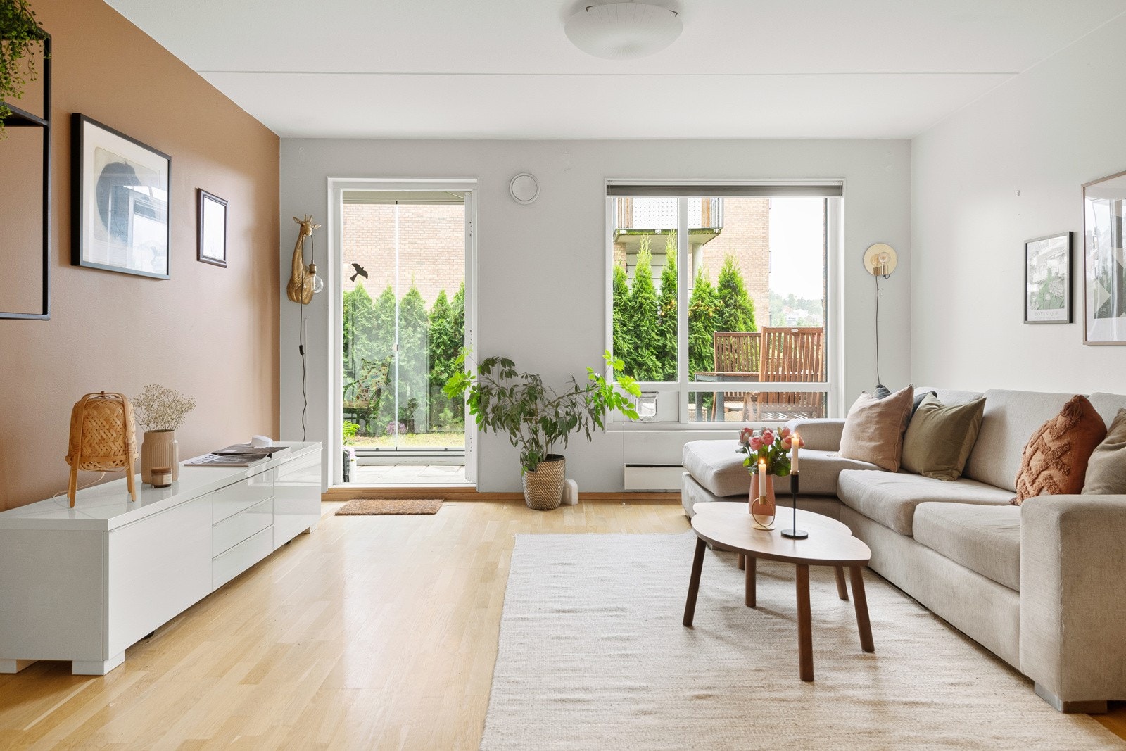 Sonja Damcevski Johansen v/ Proaktiv Properties har gleden av å presentere Etterstadkroken 5 B - En lys 2-roms med solrik hage i et skjermet og rolig boligområde, sentralt i Oslo! Galleribilde