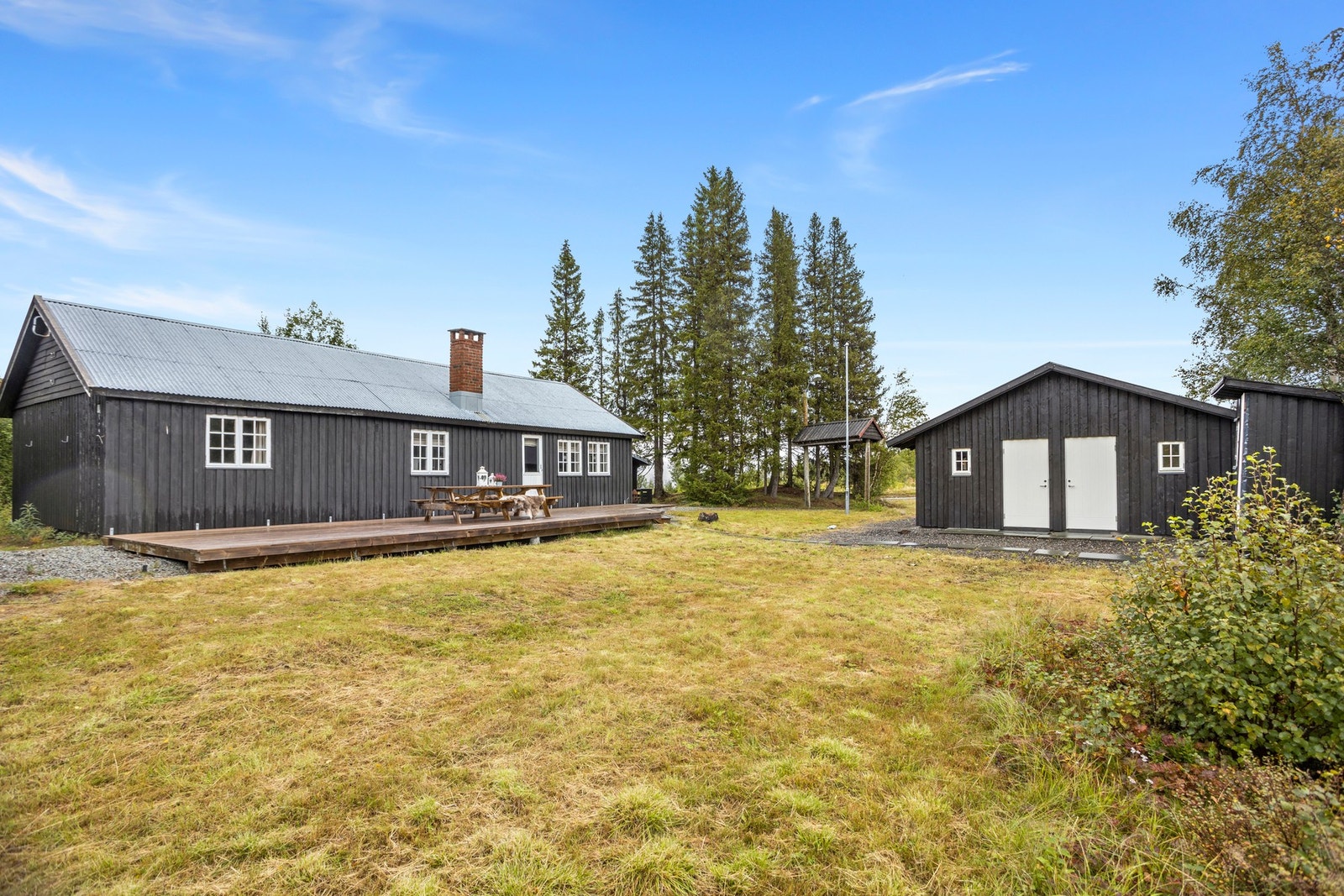 Ca. 25 minutter med bil til Sandvika med matbutikk, bensinstasjon, LiVerten m.m. Galleribilde