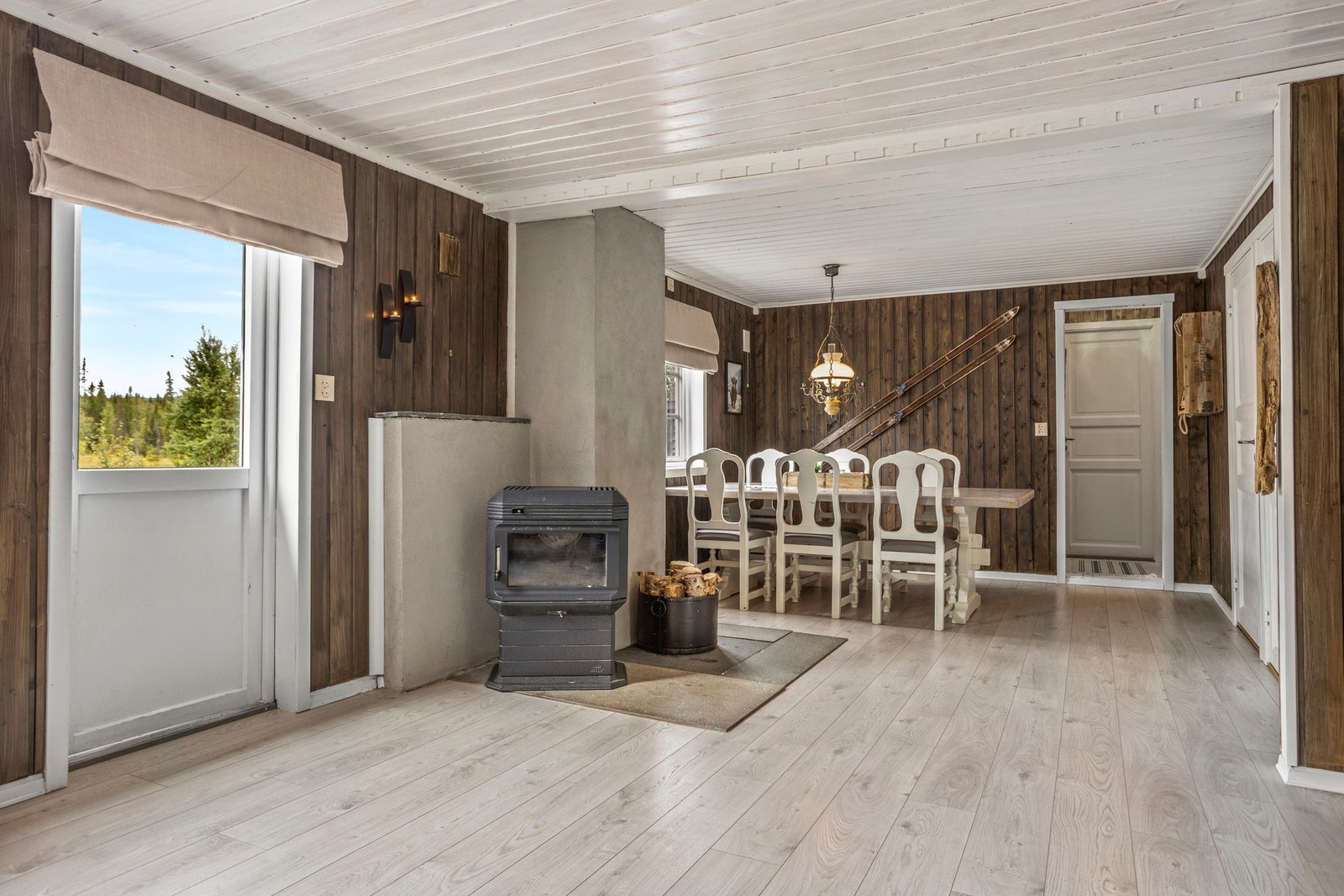 Hele familien kan samles rundt spisebordet og nyte måltidet sammen Galleribilde