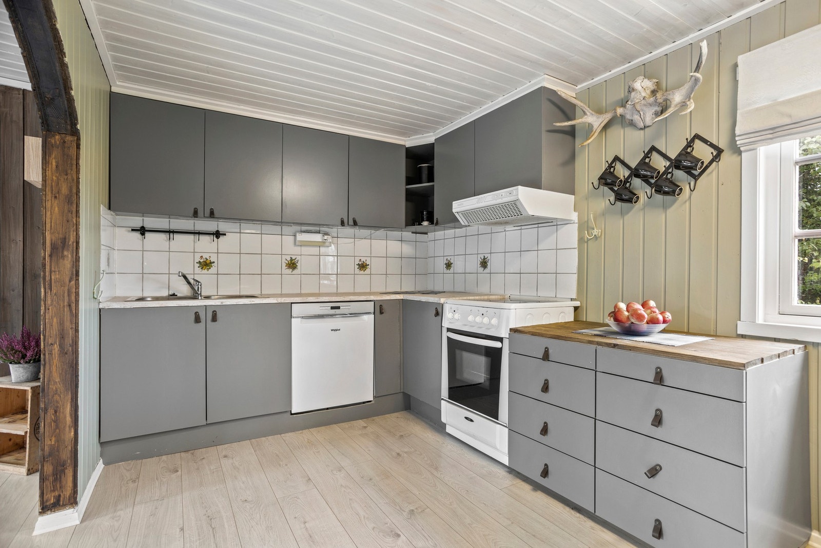 Kjøkkeninnredning med avsatt plass for hvitevarer. Galleribilde