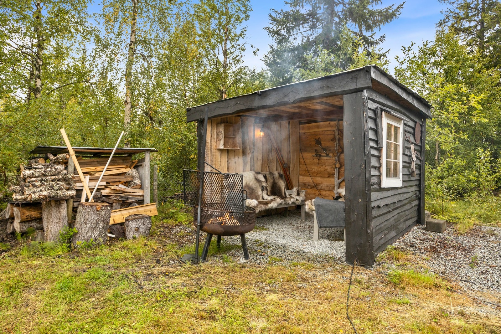 Lun og trivelig gapahuk Galleribilde