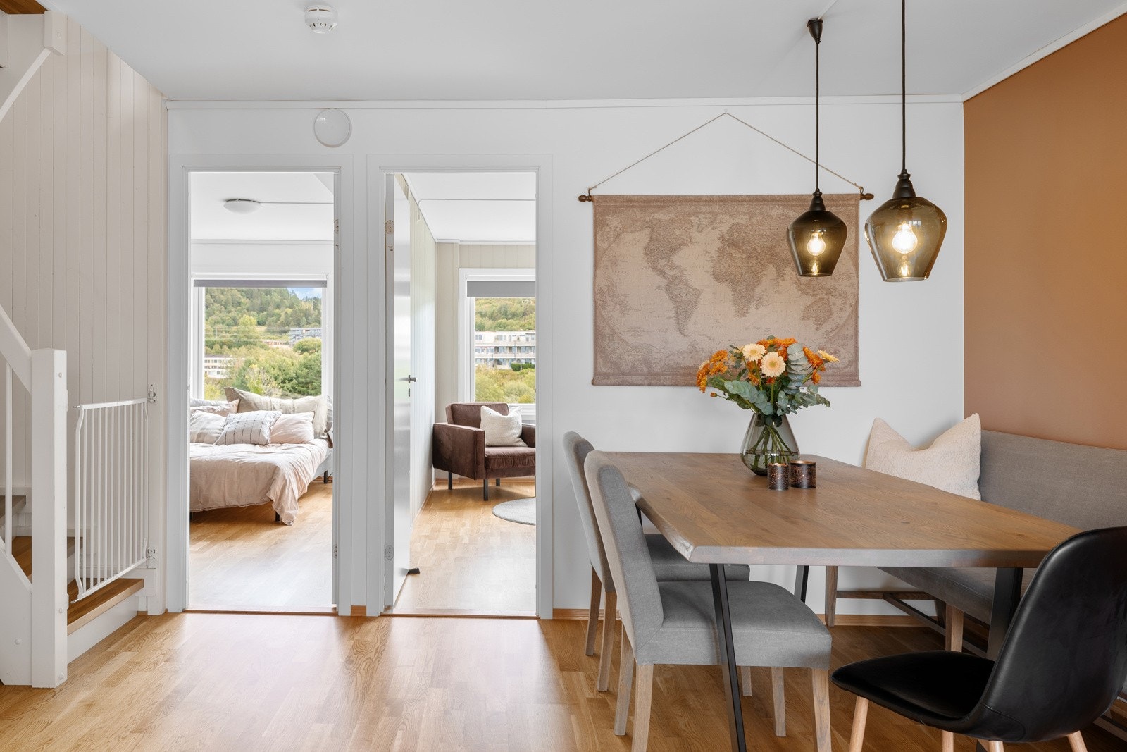 Videre inn i boligen ankommer du spisestuen som har plass til stort spisebord. Galleribilde