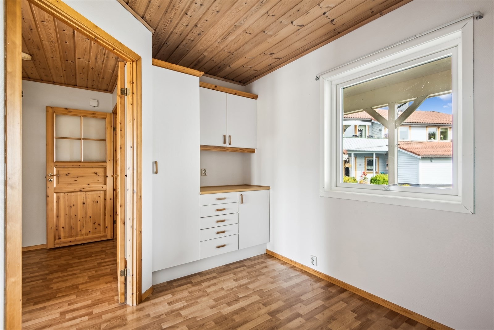 Kjøkkenet er innredet slik at matlagingen forenes med sosialt samvær. Galleribilde