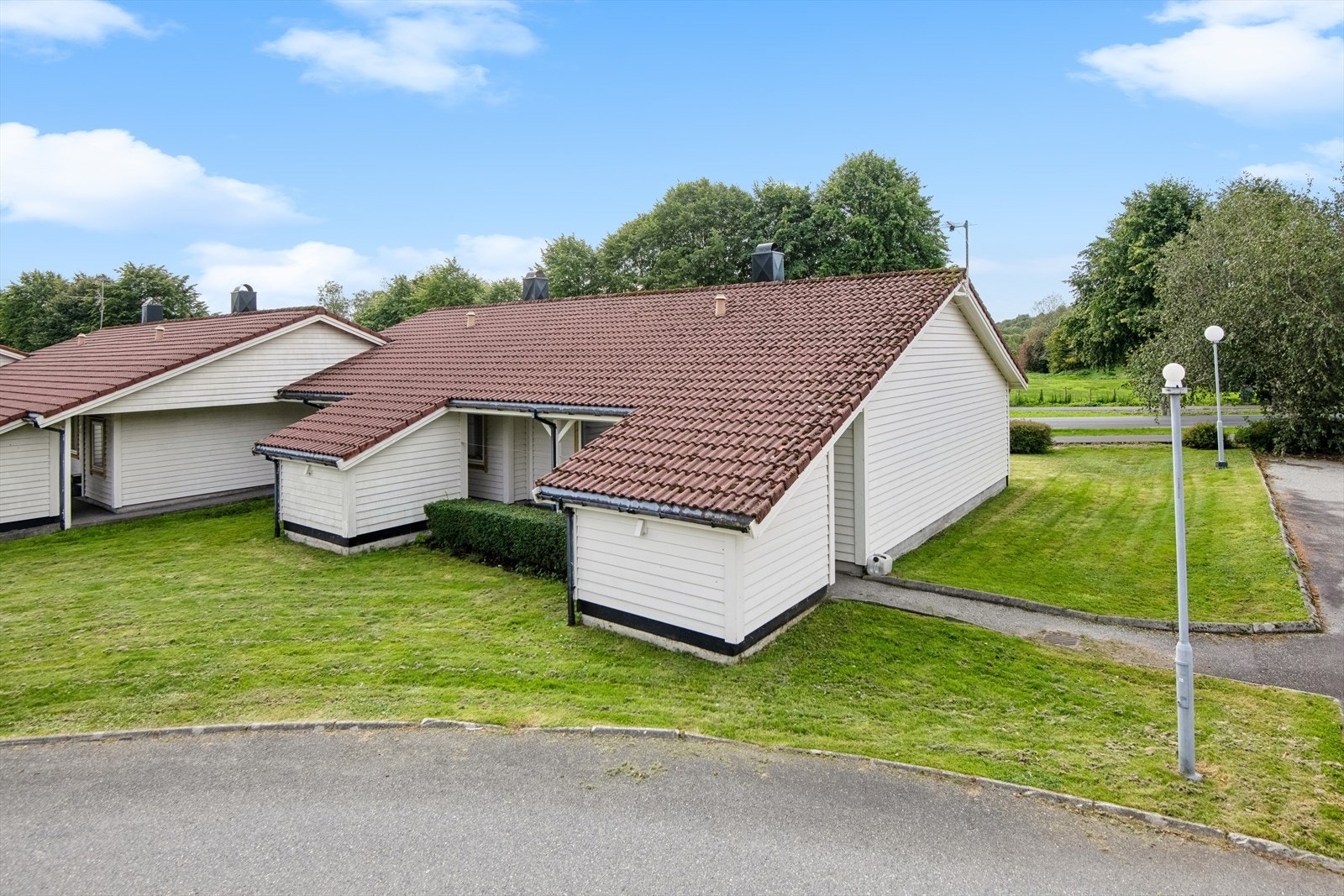 Meget lettstelt enderekkehus med alt på ett plan beliggende i 1. etasje. God planløsning, livsløpsstandard. Galleribilde