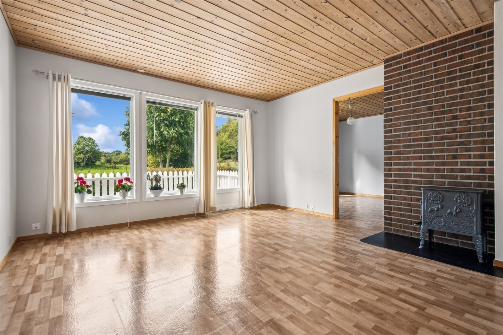 Fin og romslig stue med store vindusflater som gir godt med lysinnslipp. Galleribilde