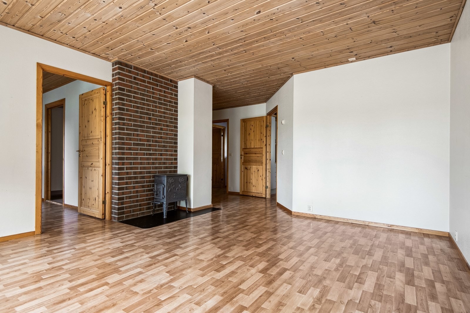 Lun og effektiv vedovn. Koselig spiseplass, her inviteres det til en rolig kopp med morgenkaffe - Eller en rask matbit til folk på farten. Galleribilde