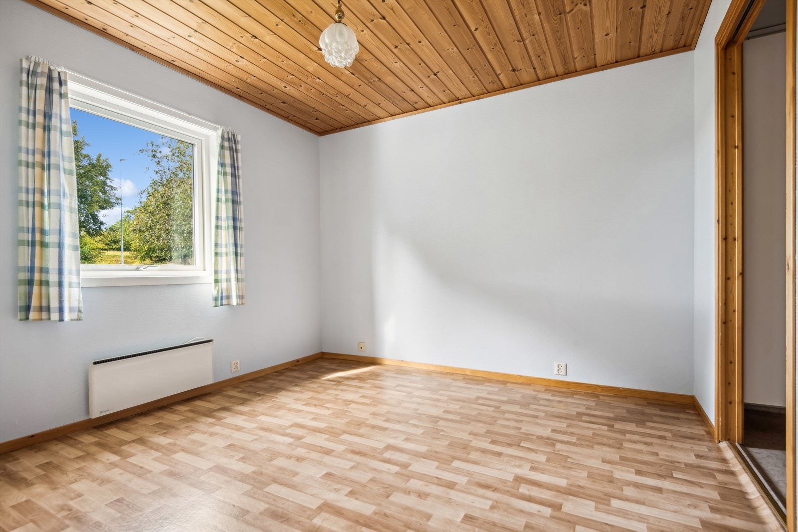 Soverom av god størrelse. God plass til dobbeltseng og nattbord. Galleribilde