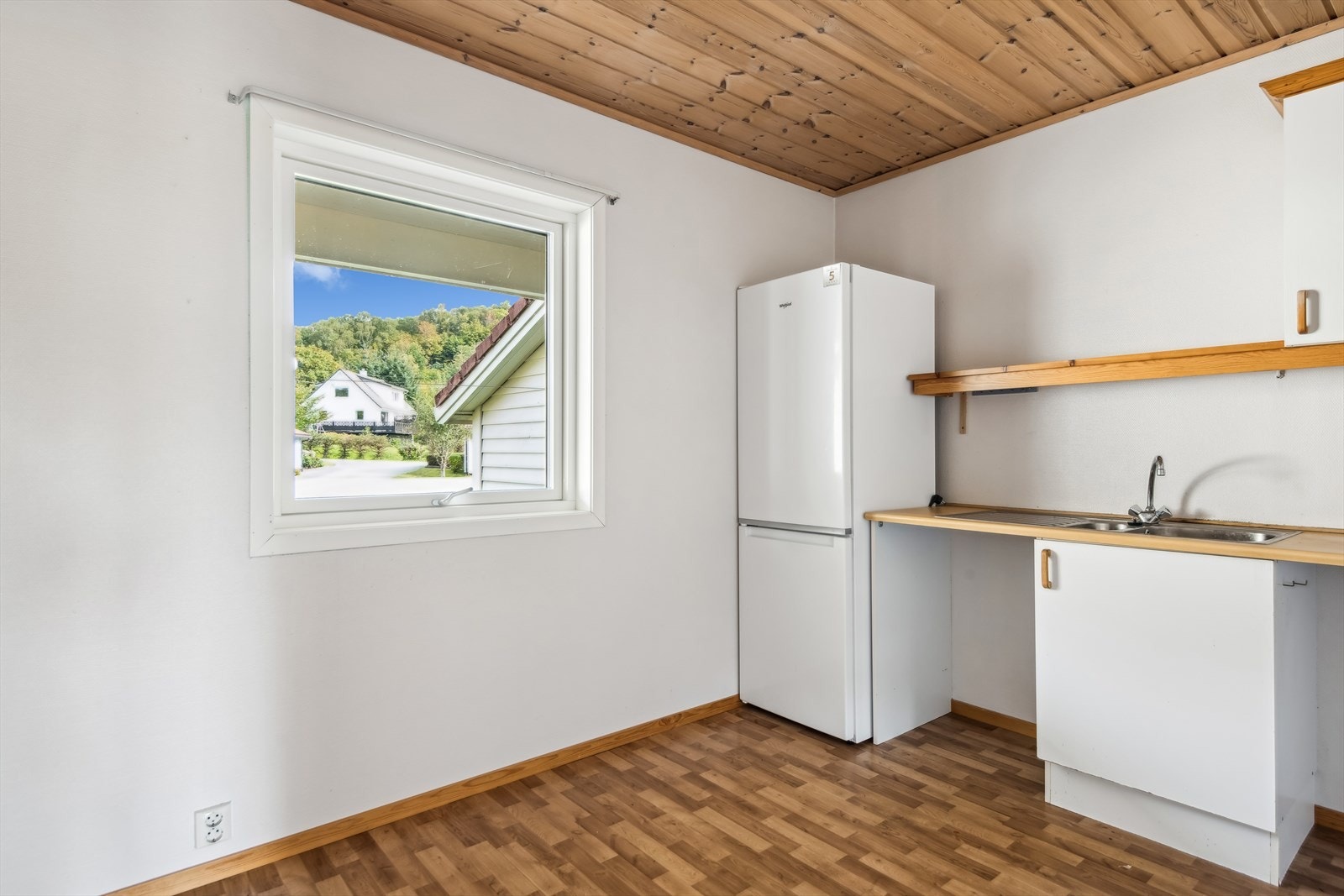 God skap- og benkeplass. Det rause vinduet gir godt med lysinnslipp. Galleribilde