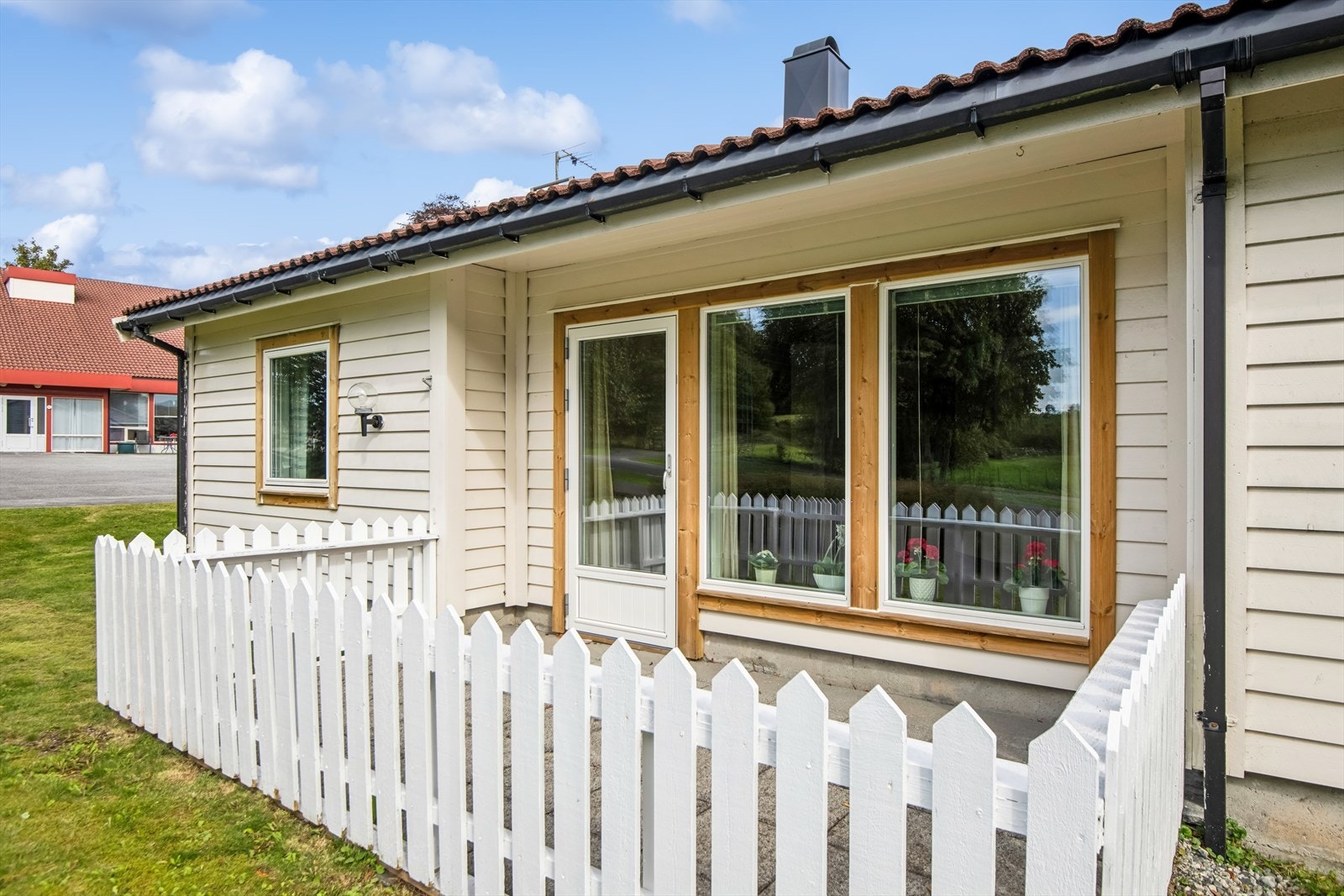 Fra stuen er det utgang til solrik og lun terrasse. Her kan du nyte herlige dager. Rolig beliggenhet! Galleribilde