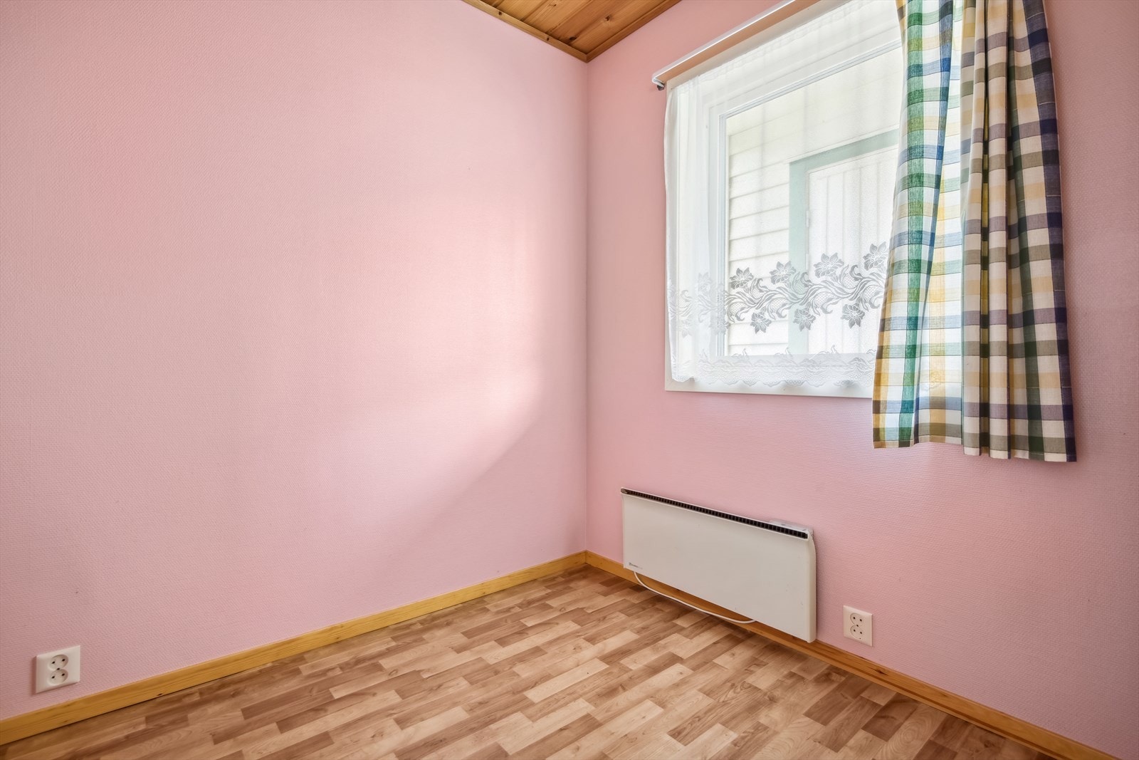 Rom som idag er innredet som soverom, ikke søkt godkjent. (Opprinnelig bod på de originale tegningene). Galleribilde