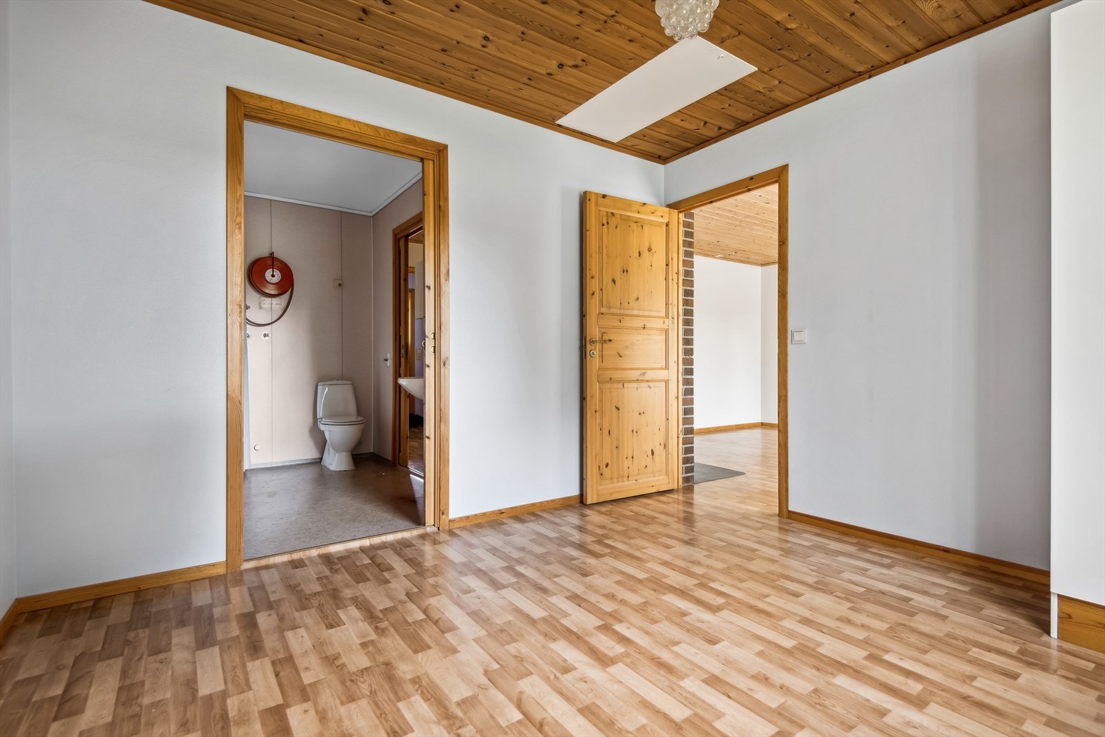 Skyvedør med direkte adkomst til bad/vaskerom. Galleribilde