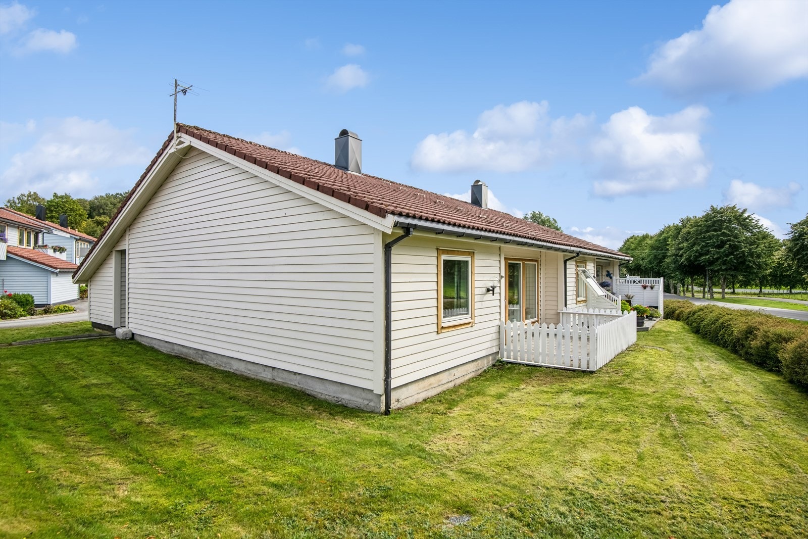 Tomten er felleseid av borettslaget. Pent opparbeidet og beplantet. Galleribilde