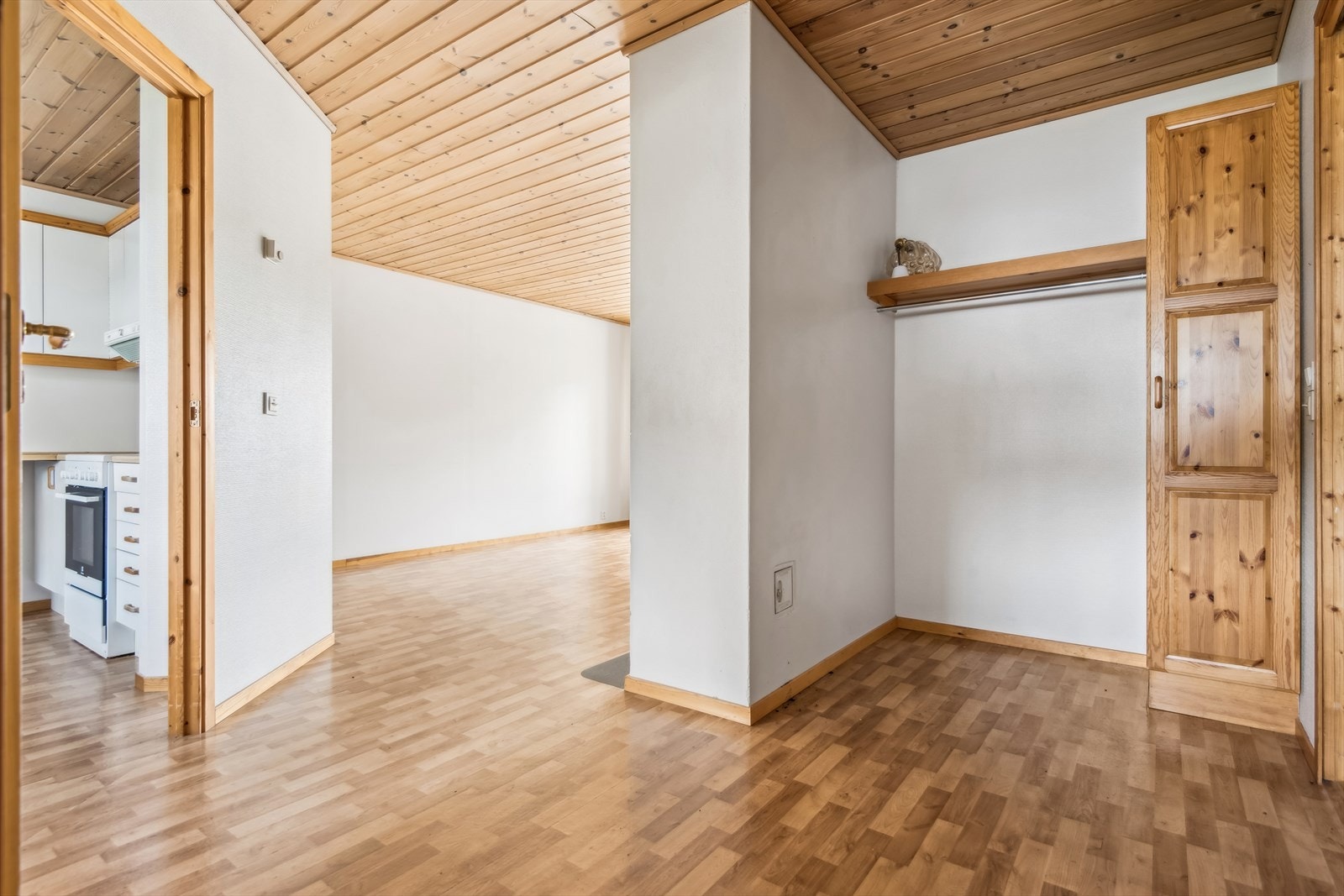 Trivelig entrè og luftig gang som ønsker deg velkommen inn, god plass til å henge fra seg ytterklær. Galleribilde