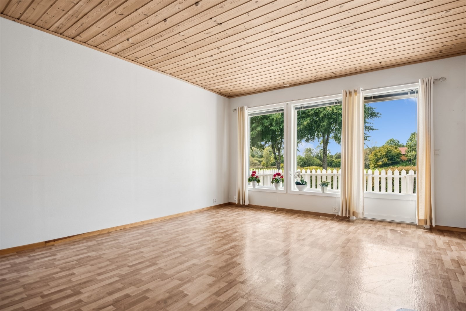 God plass til sofagruppe og tv-møblement. Utgang til terrasse. Galleribilde