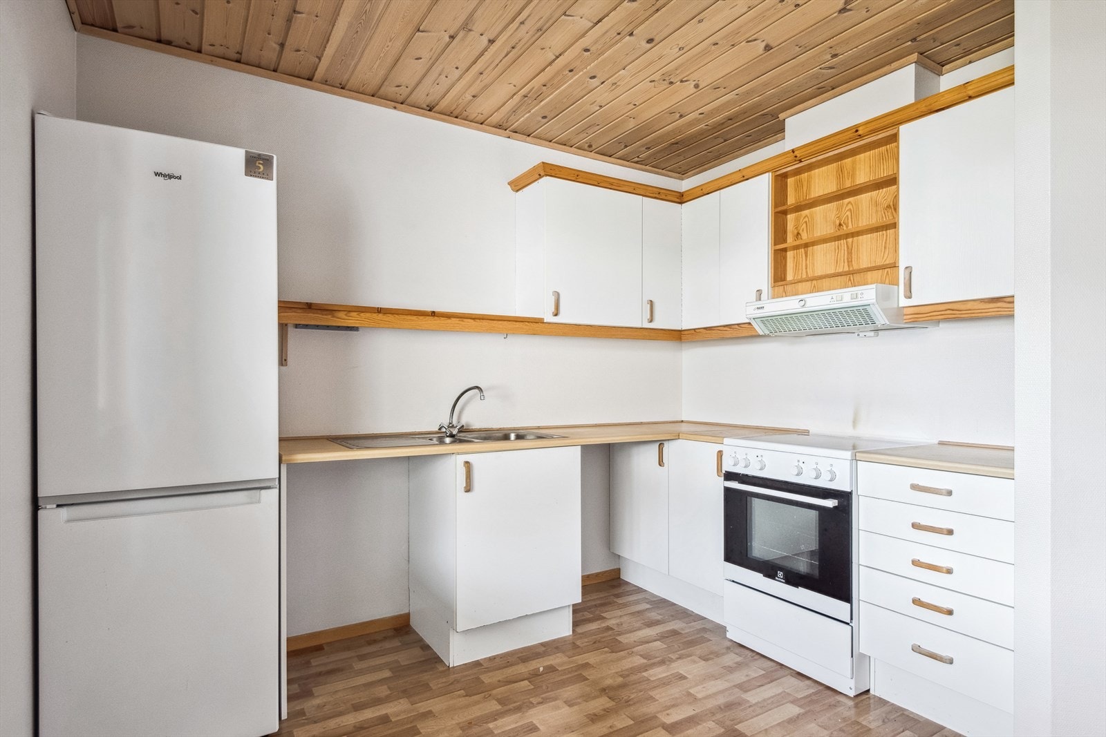 Kjøkkenet har innredning med glatte fronter. Benkeplaten er av laminat. Det er kjøl/fryseskap, komfyr og komfyrvakt. Det er ikke montert vannstopp under kjøkkeninnredning. kjøkkenventilator med avtrekk ut. Galleribilde