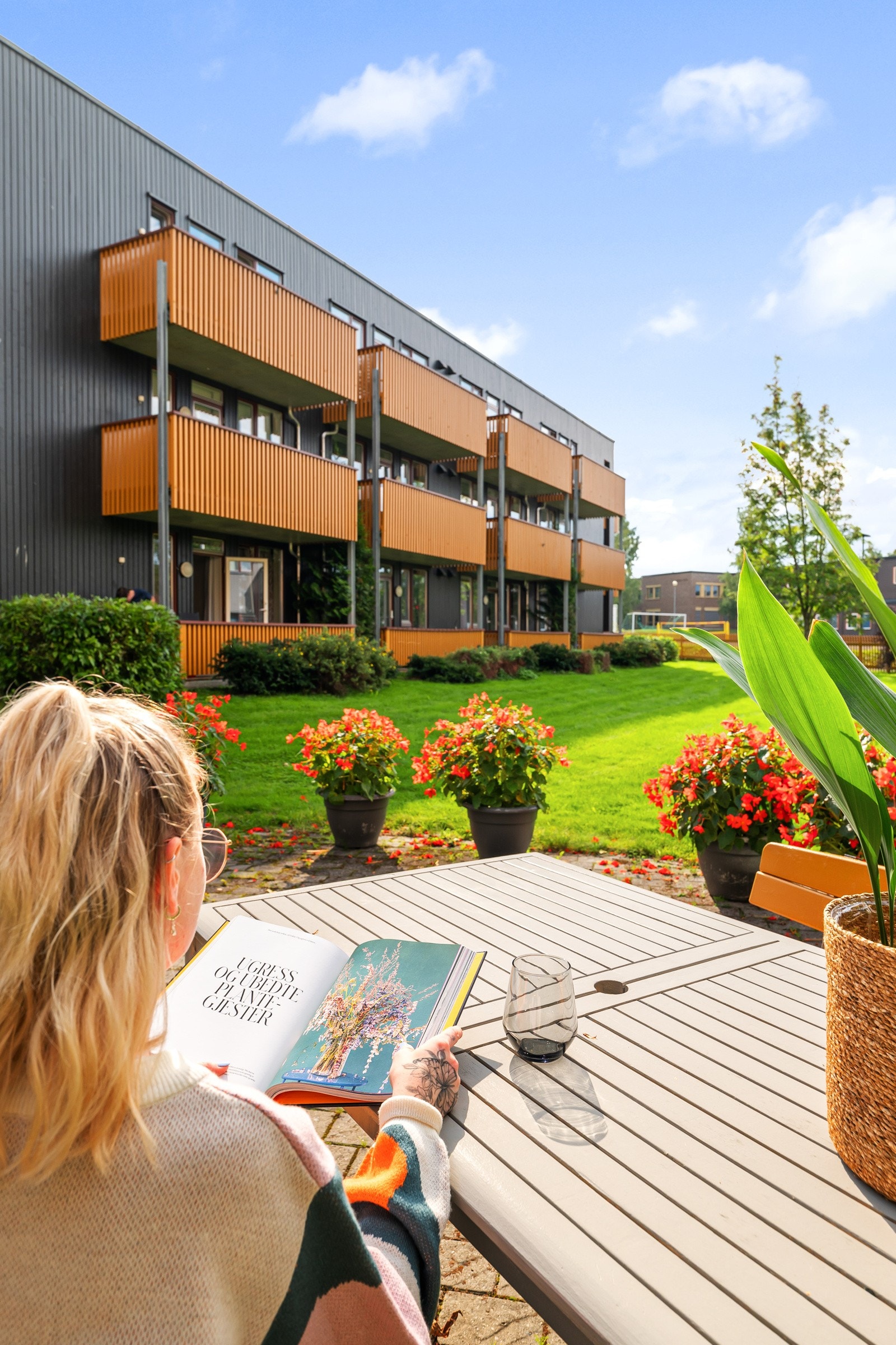 Innbydende fellesarealer samt takterrasse hvor man kan finne roen å nyte de fantastiske sommerdagene Galleribilde