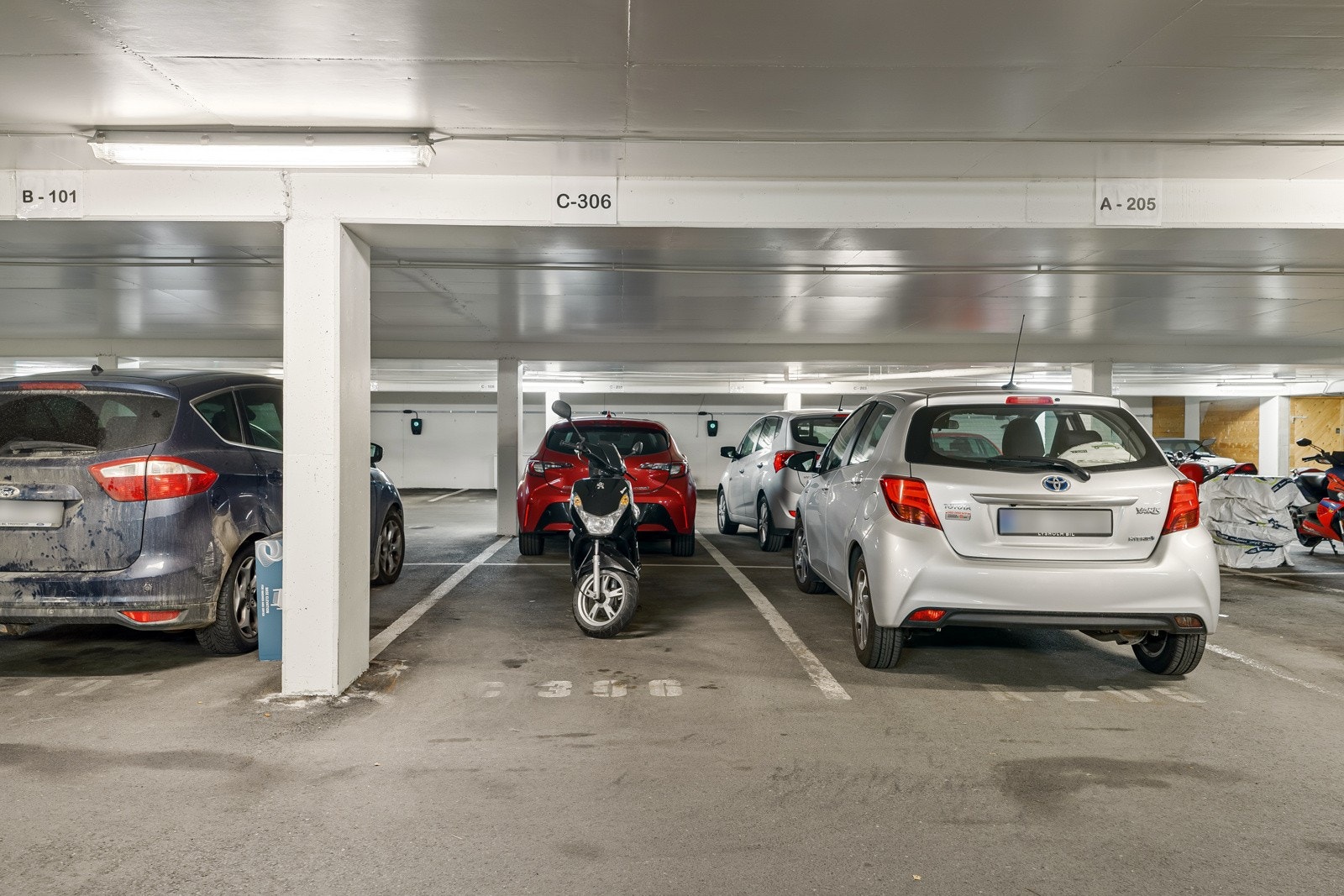 Egen garasjeplass og felles sykkelbod Galleribilde