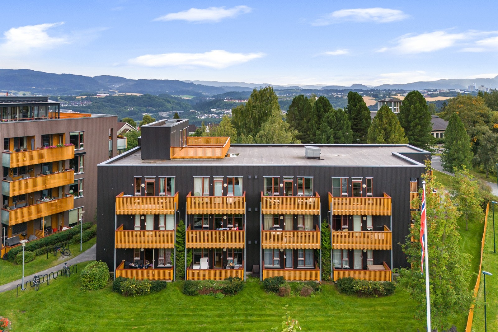 Flott borettslag med grønne lunger og og felles takterrasse Galleribilde