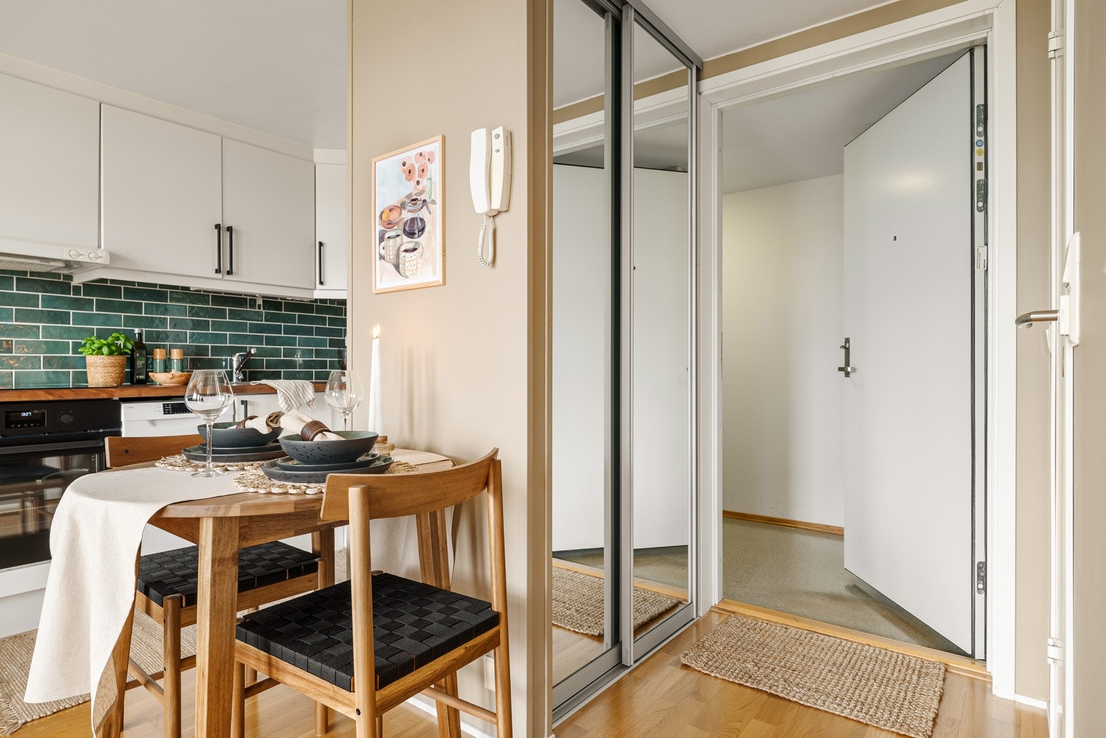 Leiligheten med god plass til å henge av seg yttertøyet i den romslige garderobeløsningen i gangen. Galleribilde