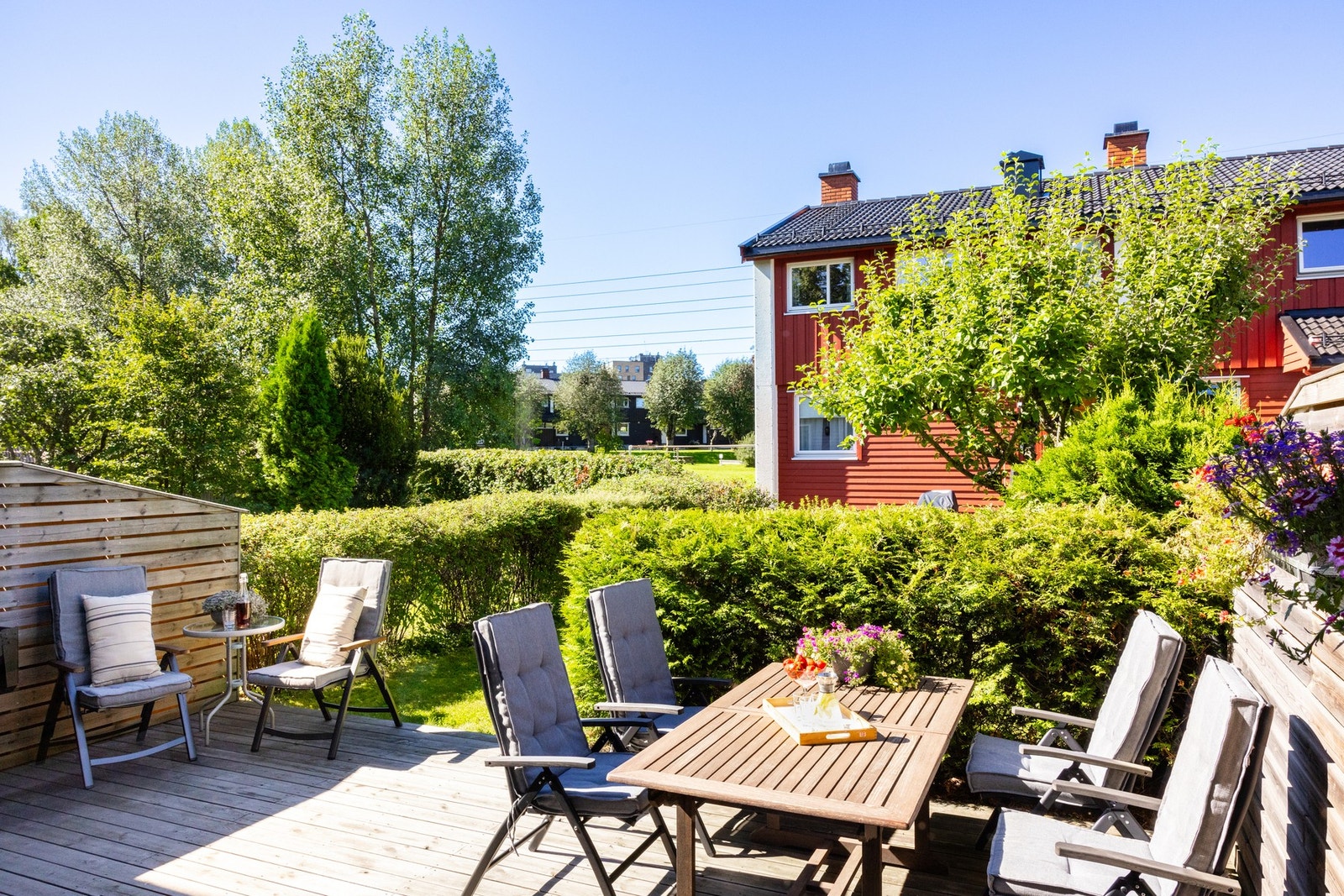 Beliggenheten gir gode solforhold på sommeren; her kan du nyte solen frem til ca. kl.19. Galleribilde