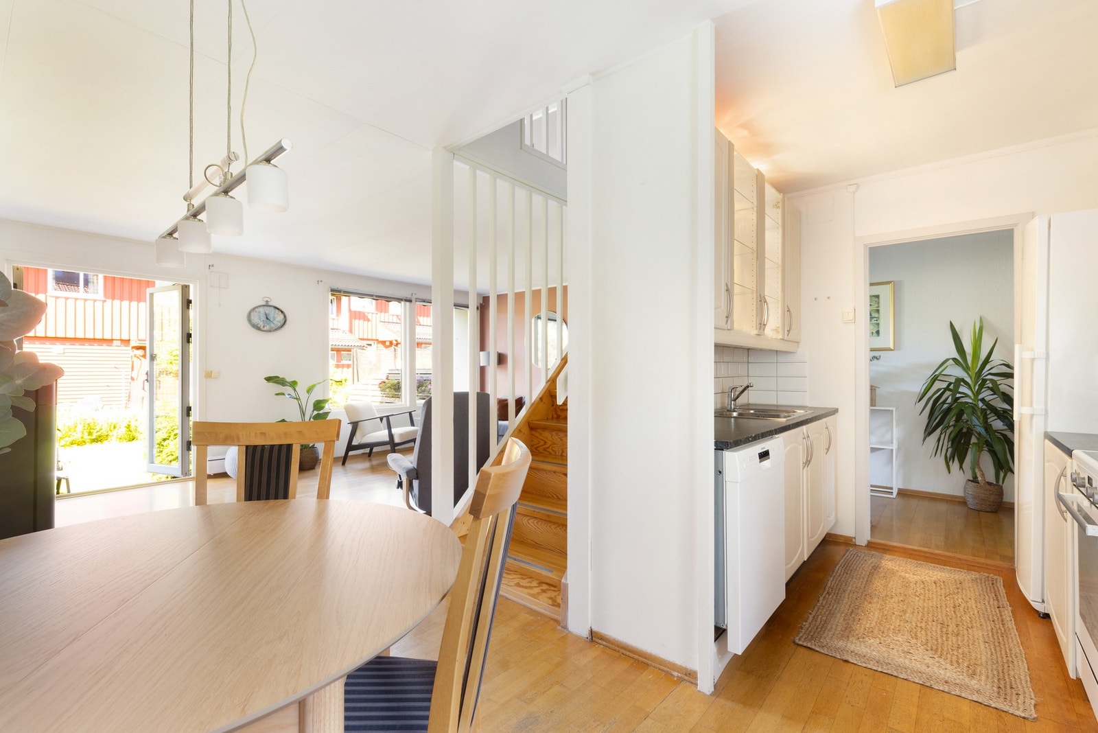 Kjøkkenet er i en åpen løsning, men likevel noe tilbaketrukket fra stuen slik at det blir naturlige soneinndelinger. Galleribilde