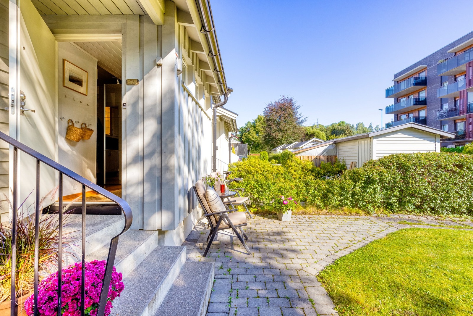 Via et overbygget inngangsparti med en liten trapp kommer du inn til boligens vindfang som ligger plassert i byggets 1.etasje. Galleribilde