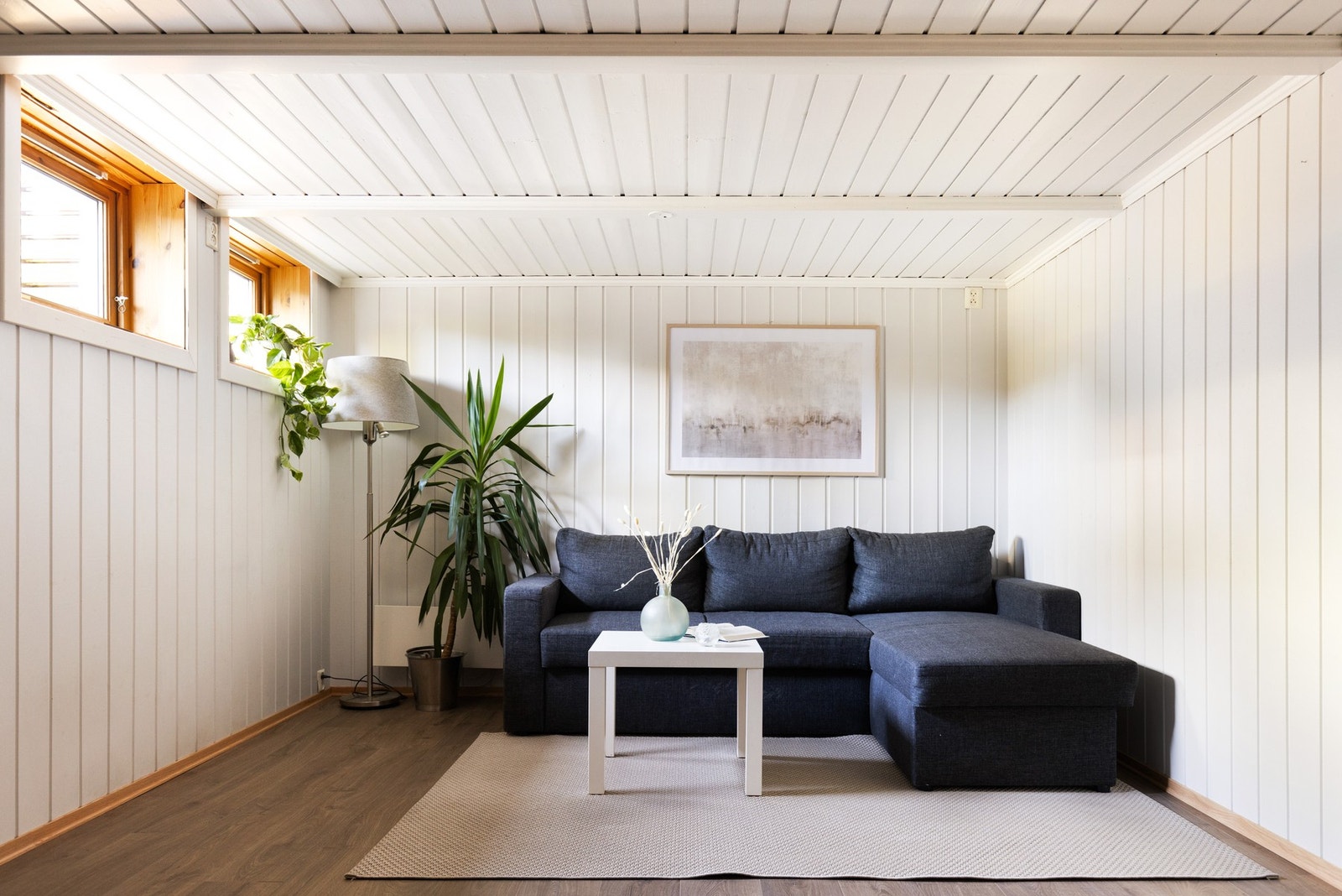 Innenfor trapperommet i underetasjen finner du rommet som benyttes som kjellerstue av nåværende eiere. Rommet er byggemeldt som "uinnredet rom" og således ikke godkjent for varig opphold. Galleribilde