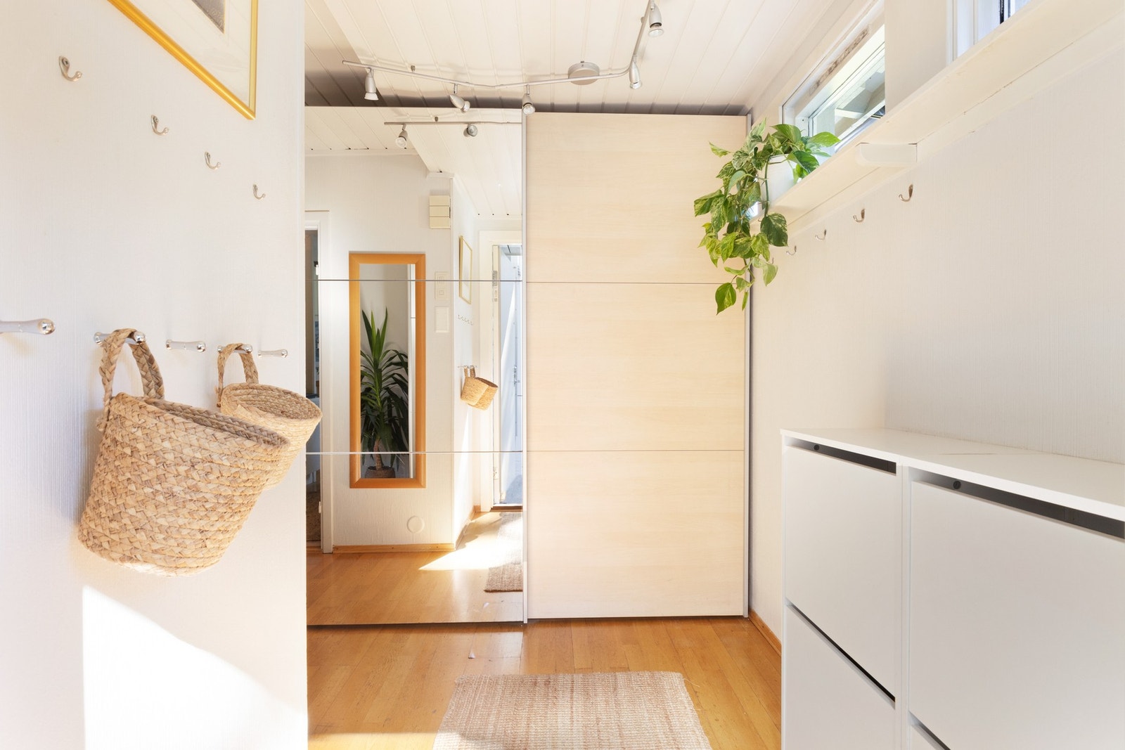 I entreen i 1.etasje er det en stor skyvedørsgarderobe med god plass til oppbevaring av yttertøy. Galleribilde