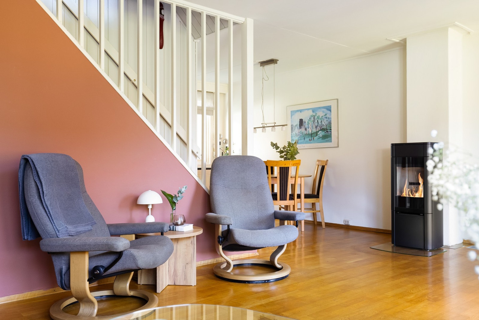 I stuen er det plassert en peisovn som gir en hyggelig atmosfære, og som varmer godt på kaldere dager. Galleribilde