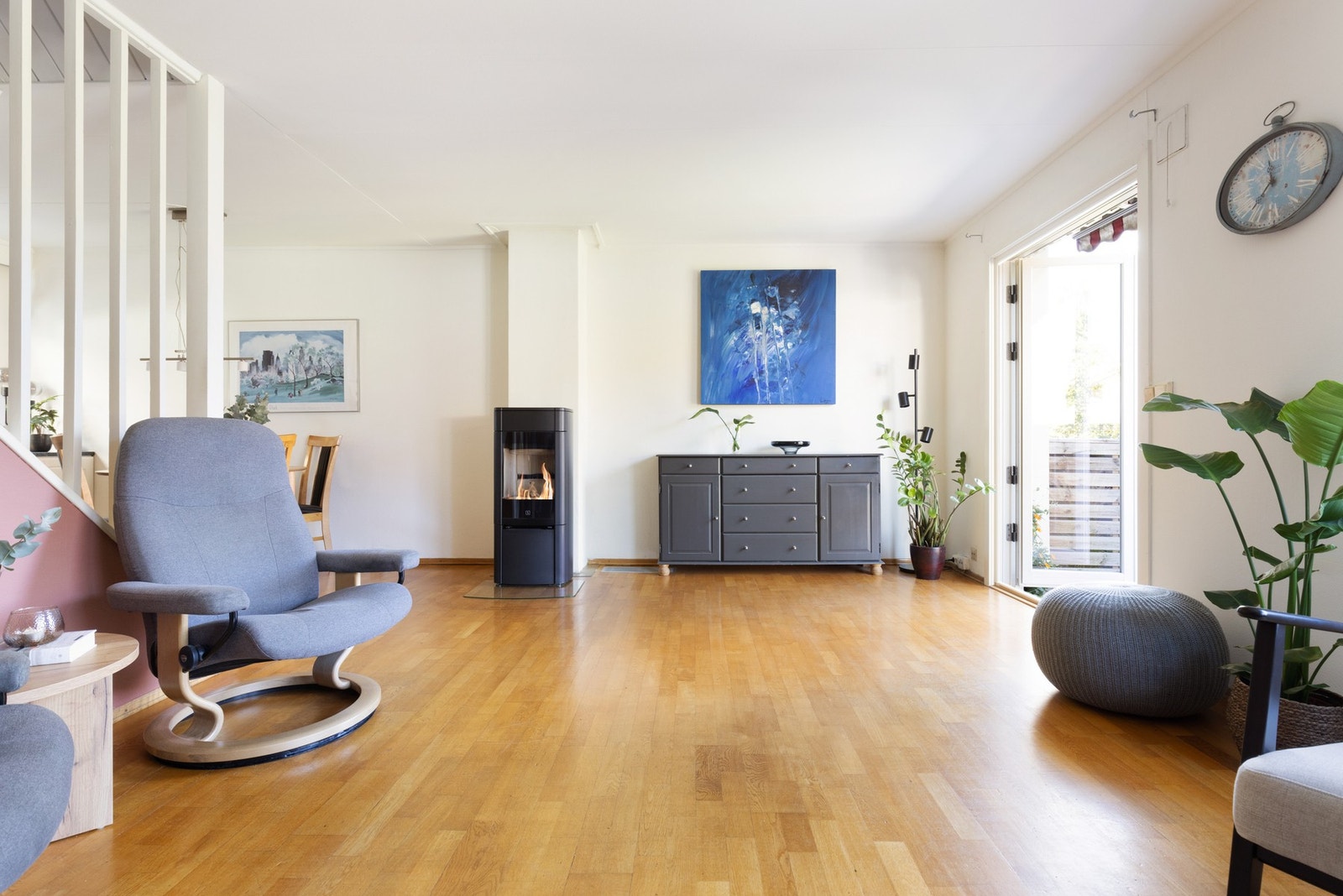 I stuen er det god plass til langbord hvor du kan ha storfamilien eller venner på besøk. Galleribilde