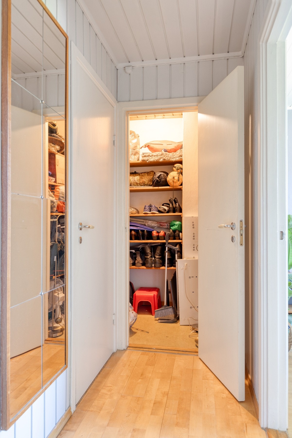 Det er godt med lagringsplass i huset. Her er bilde av bod i 2. etasje på ca 2,3 kvm. I tillegg er det to kjellerboder på henholdsvis ca. 4 kvm og ca. 1 kvm. Galleribilde