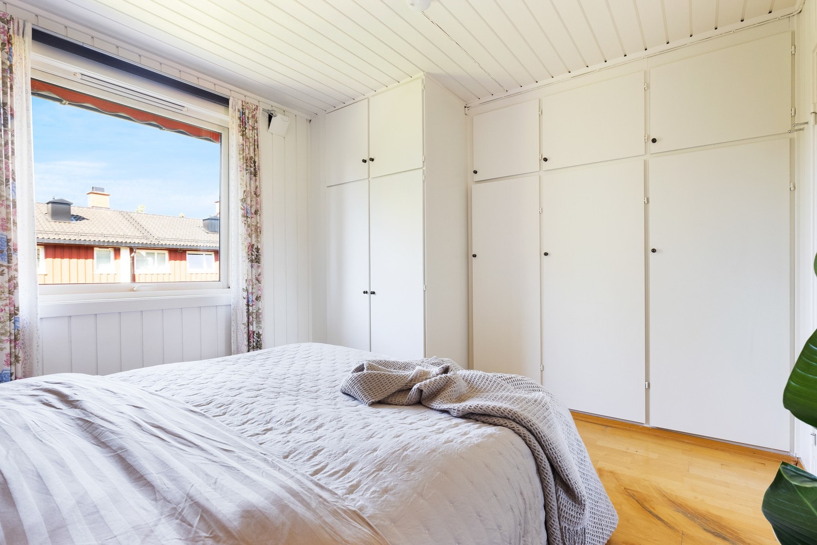 Videre er det mye oppbevaringsplass i en stor garderobeløsning langs den ene veggen. Galleribilde