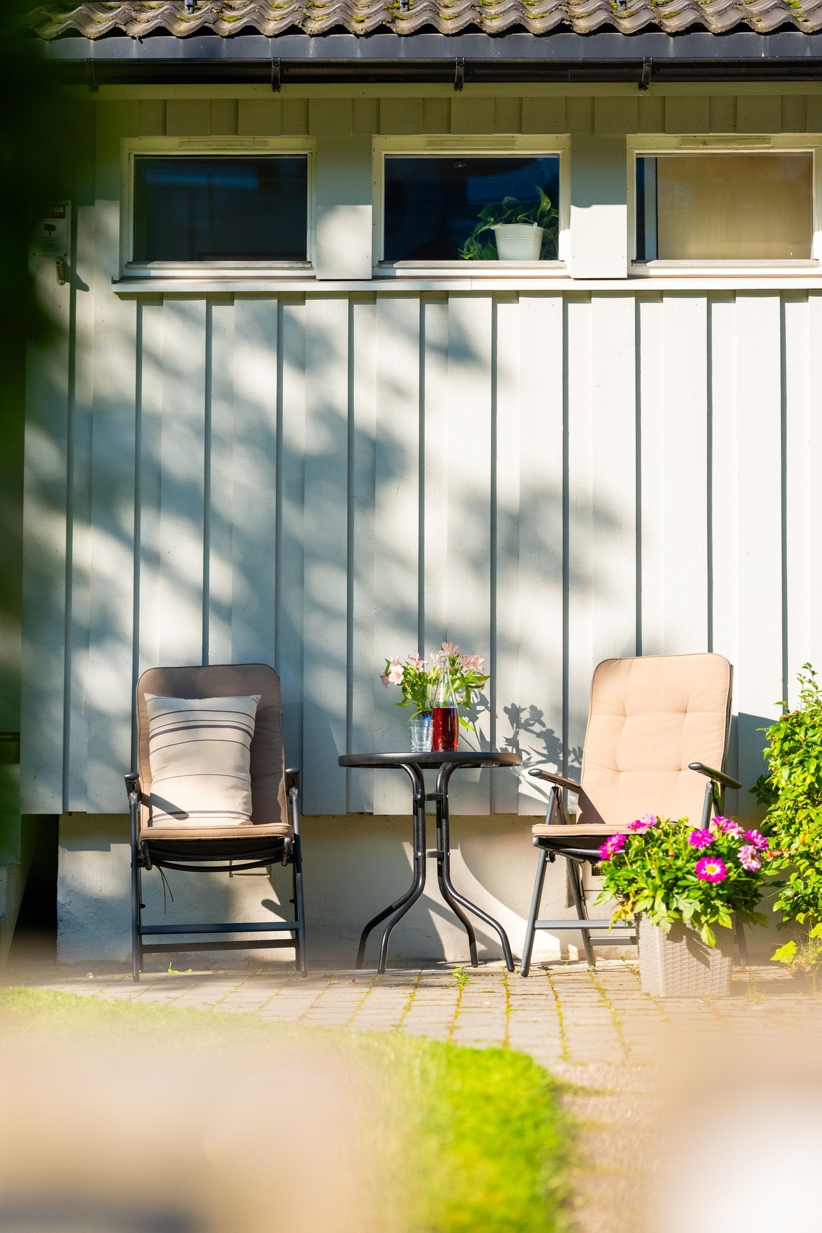 Ved inngangspartiet er det mulighet for å plassere et hyggelig kafébord. Med sol fra tidlig morgen kan morgenkaffen nytes her ute. Galleribilde