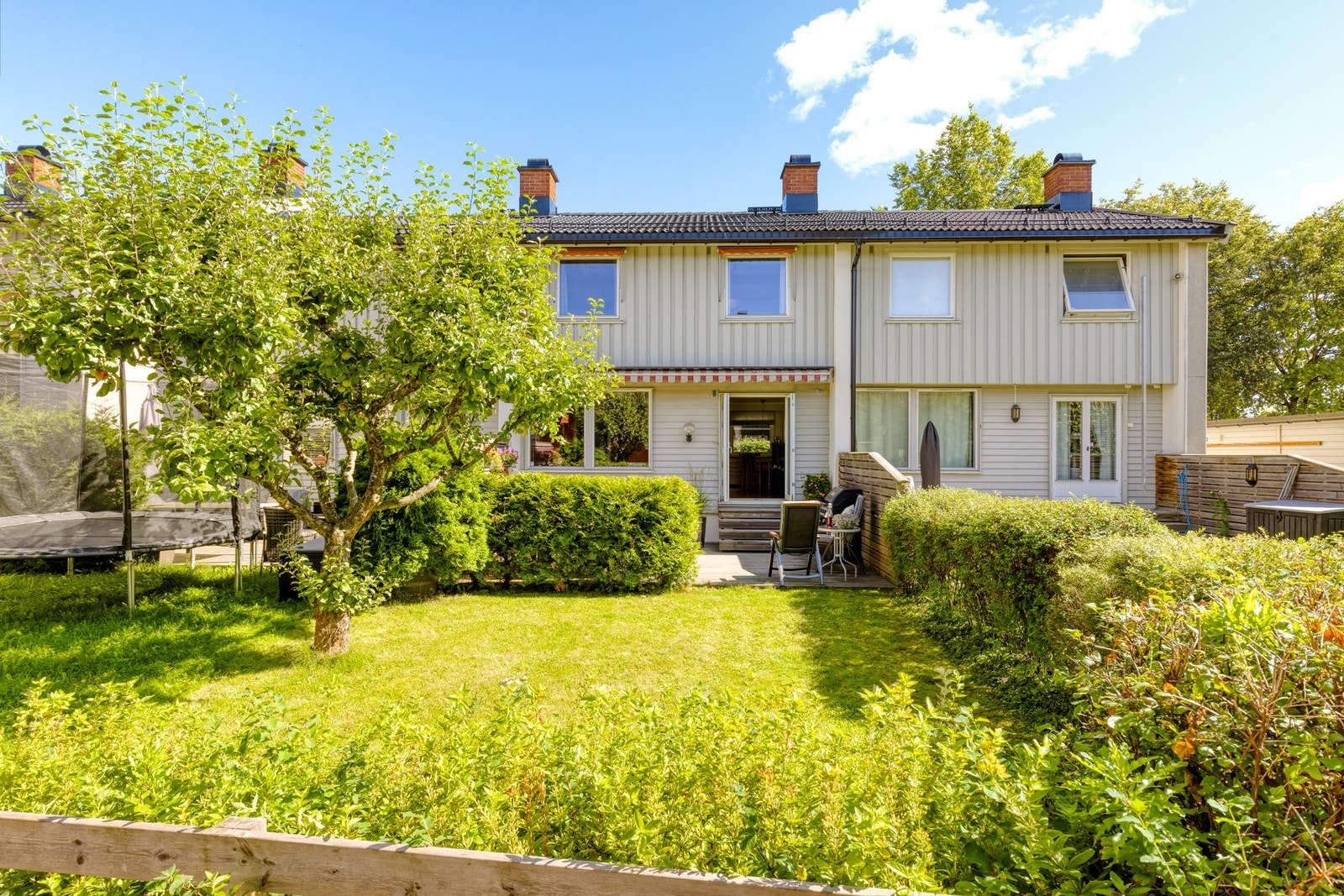 Dette er et meget attraktivt og barnevennlig rekkehus innerst i blindvei på Refstad, rett ved Løren. Galleribilde