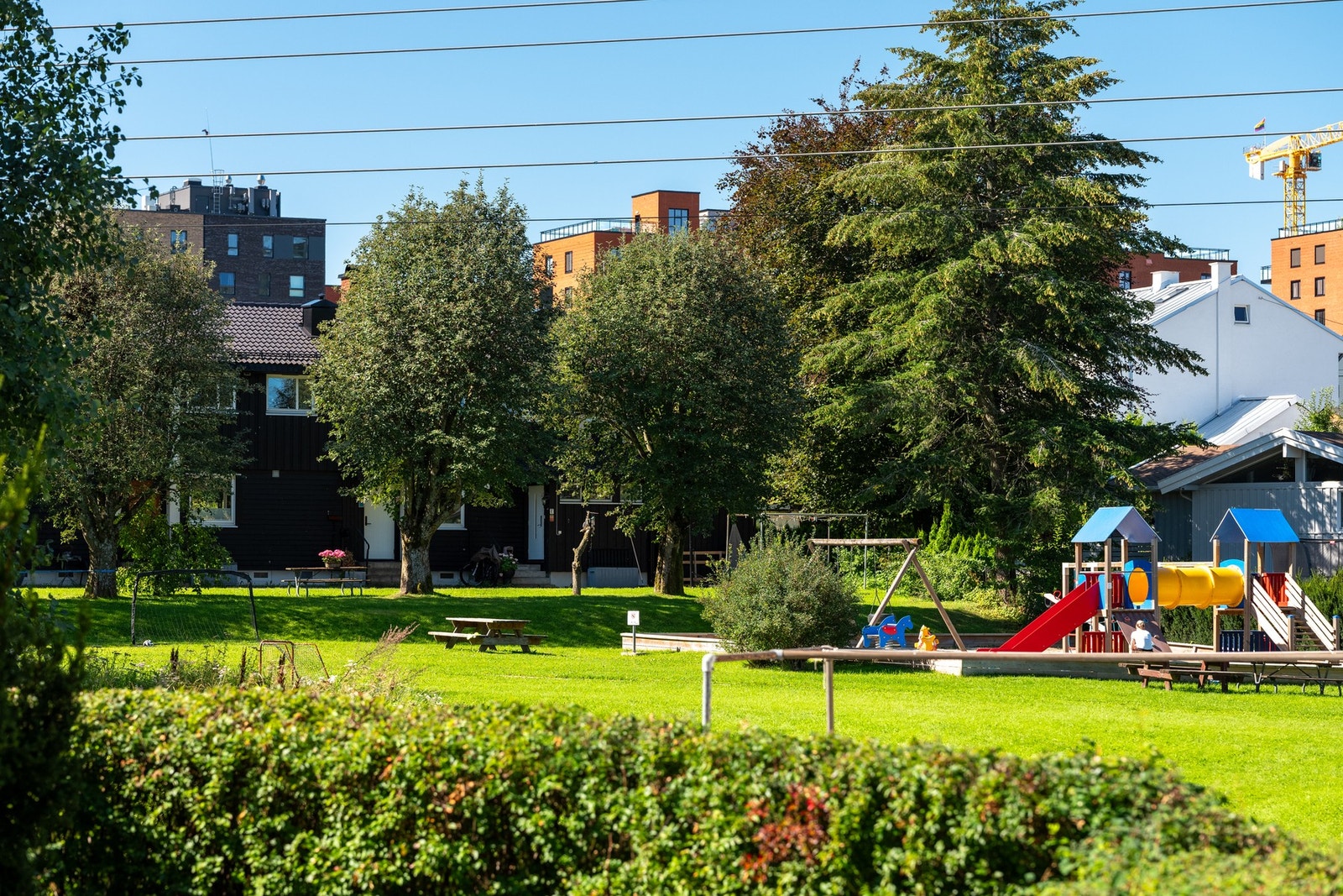 Rett ved rekkehuset ligger denne hyggelige lekeplassen for de minste. Galleribilde