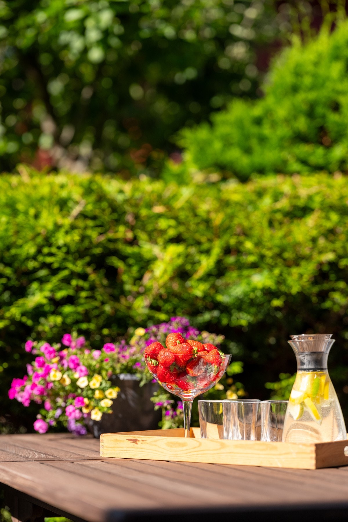 Uteplassen blir som en ekstra stue på sommerstid. Galleribilde